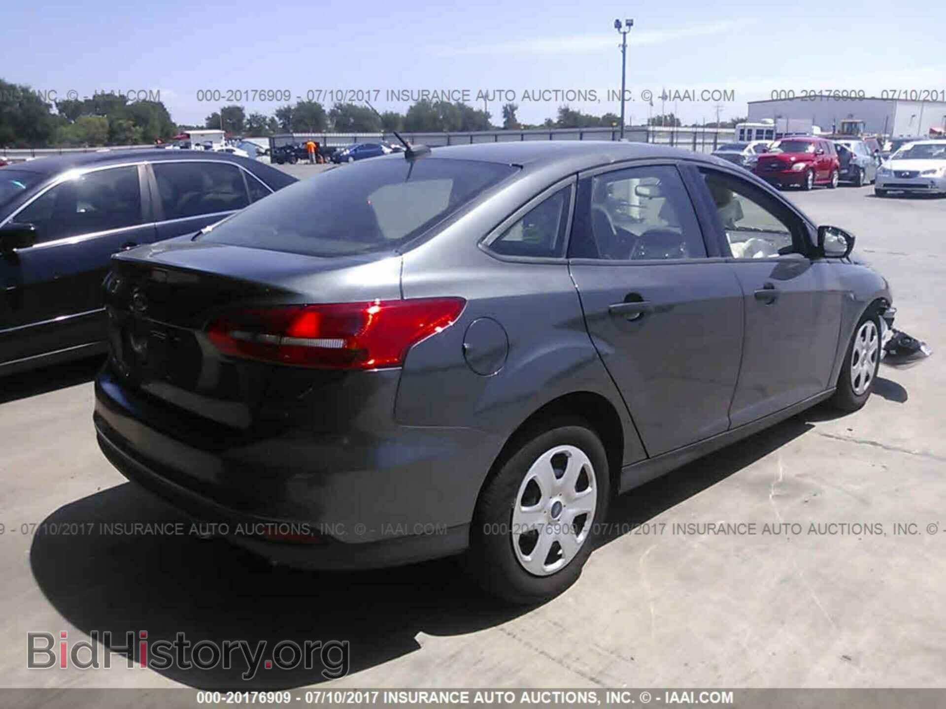 2017 Ford Focus - VIN: 1FADP3E26HL222583 - Photo 4