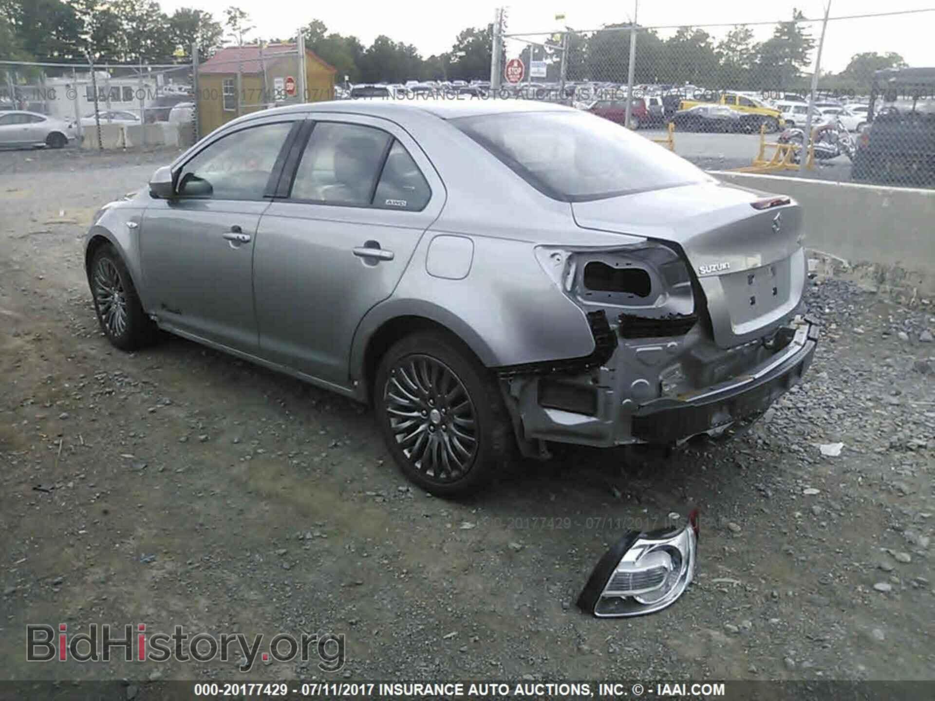 2011 Suzuki Kizashi - VIN: JS2RF9A31B6111116 - Photo 3