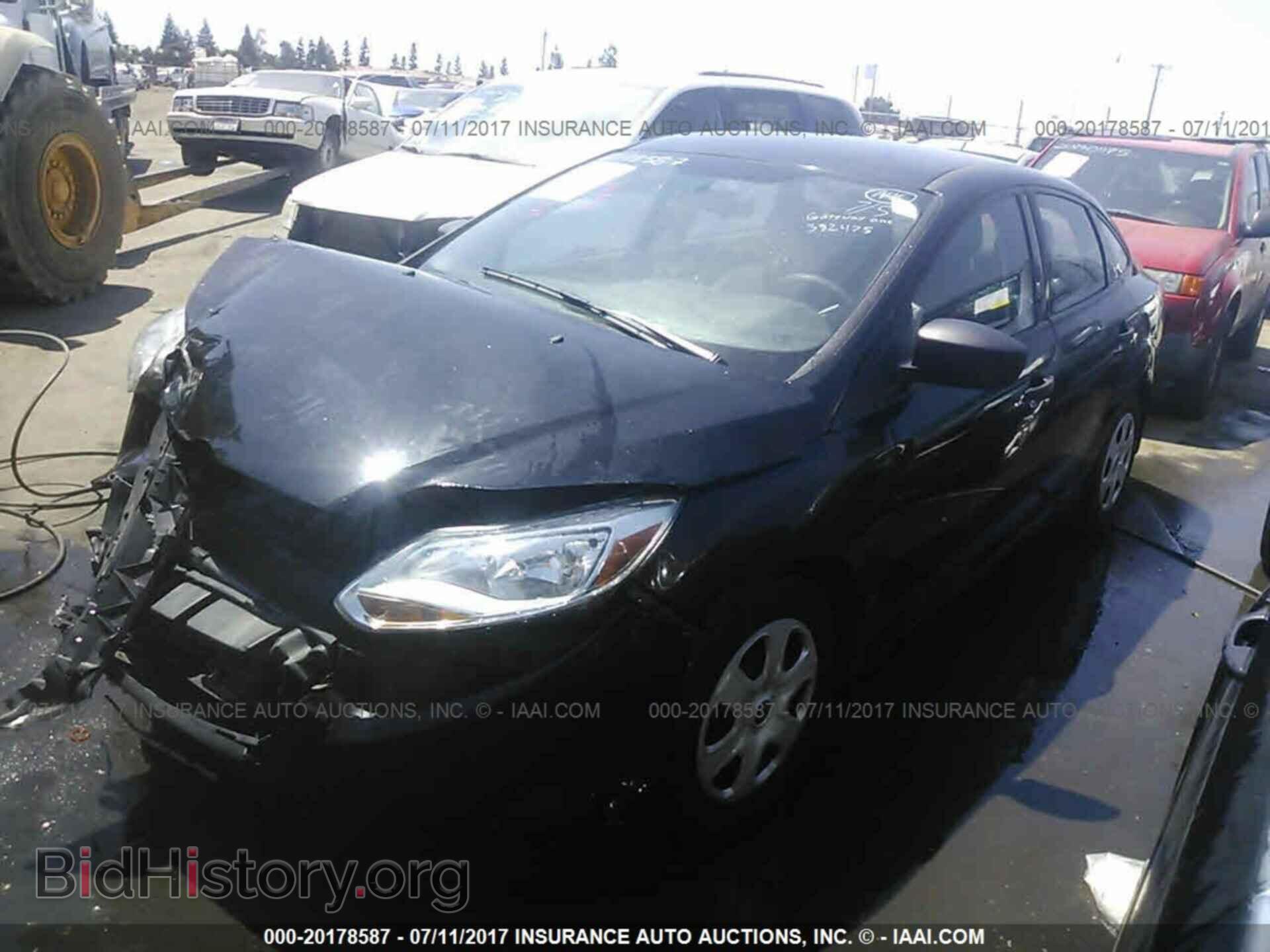 2014 Ford Focus - VIN: 1FADP3E28EL382475 - Фото 2