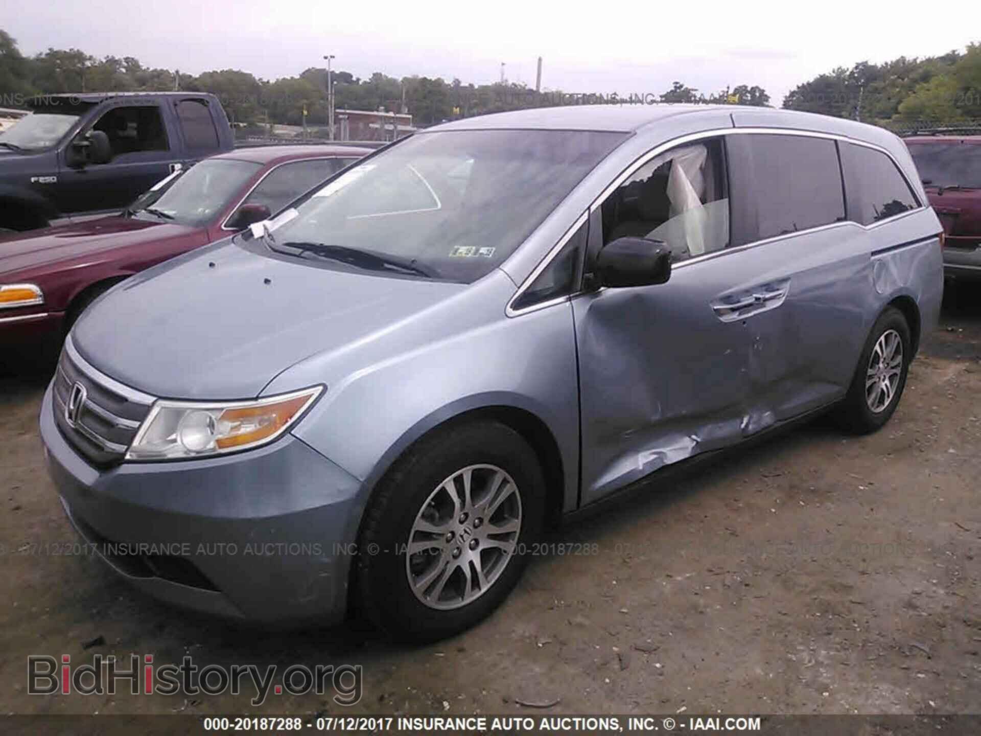 2011 Honda Odyssey - VIN: 5FNRL5H42BB007717 - Фото 2