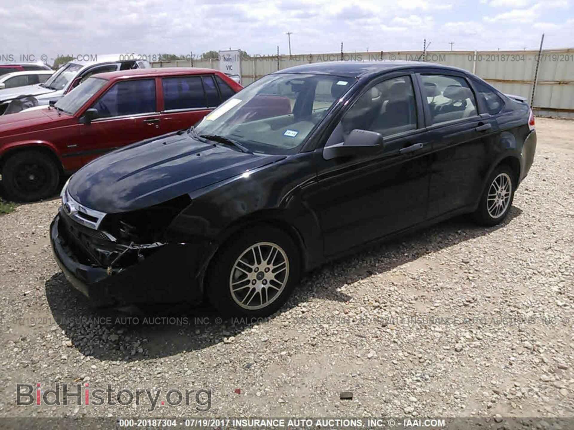 2011 Ford Focus - VIN: 1FAHP3FN0BW168875 - Фото 2
