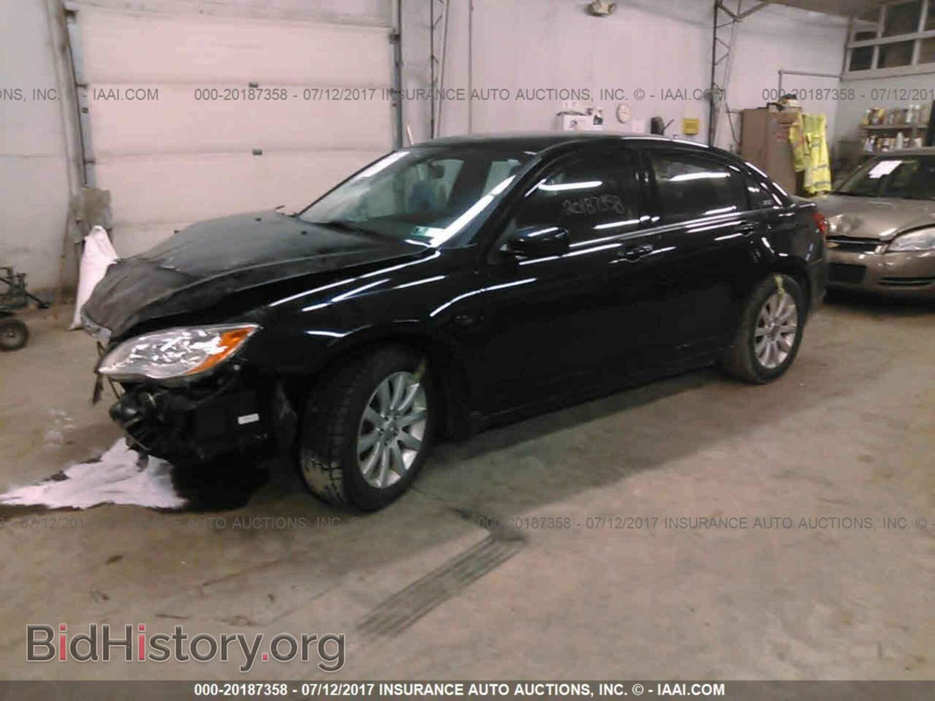 2011 Chrysler 200 - VIN: 1C3BC1FG0BN575963 - Фото 2