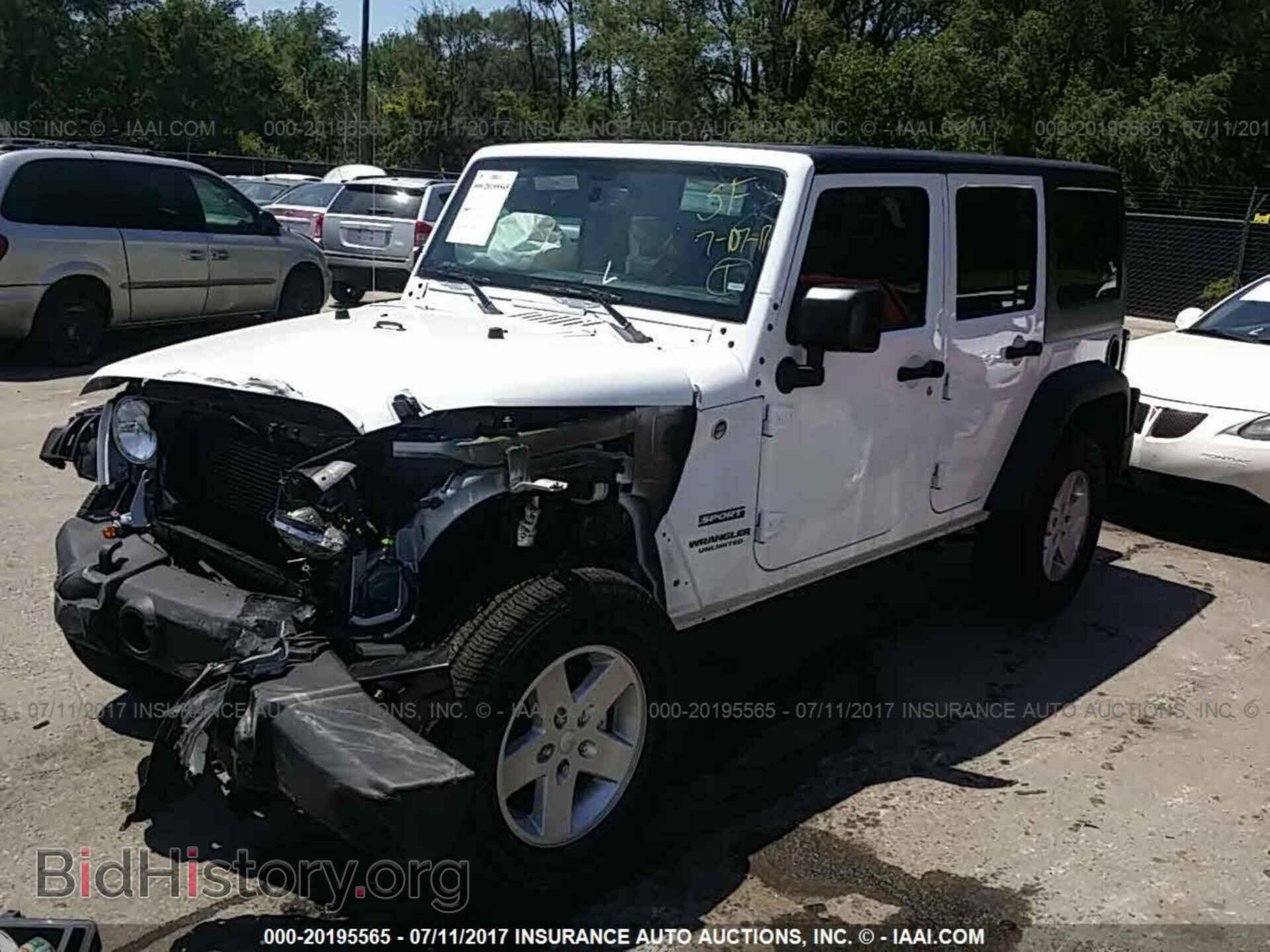 2017 Jeep Wrangler - VIN: 1C4BJWDG3HL663721 - Фото 2