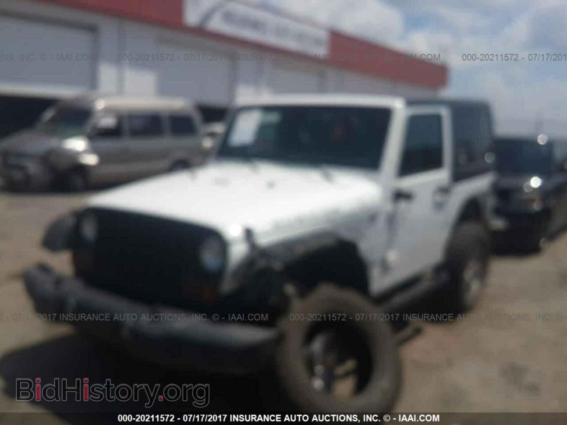 2011 Jeep Wrangler - VIN: 1J4BA6D13BL594946 - Фото 2