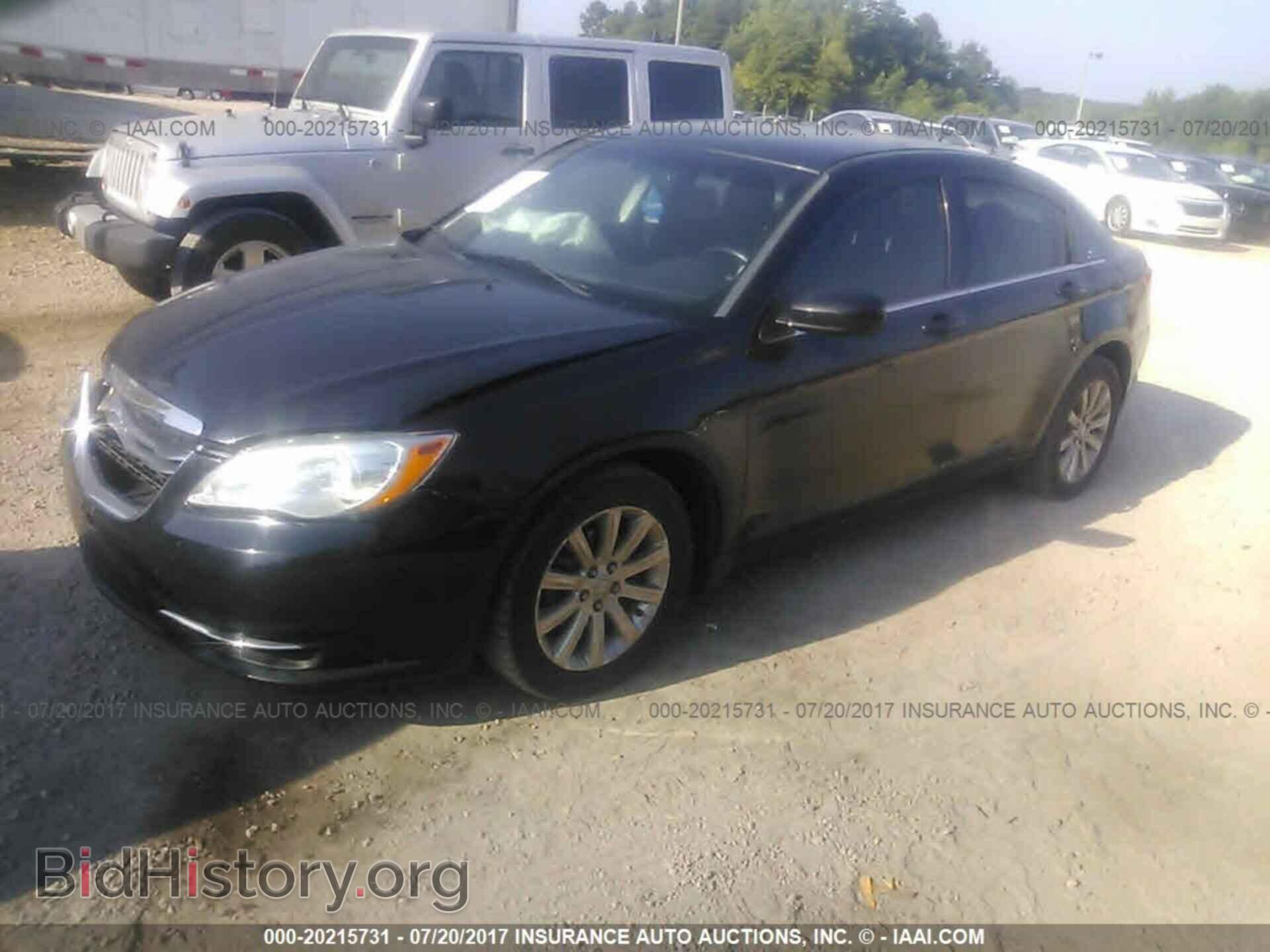 2013 Chrysler 200 - VIN: 1C3CCBBG1DN527813 - Фото 2