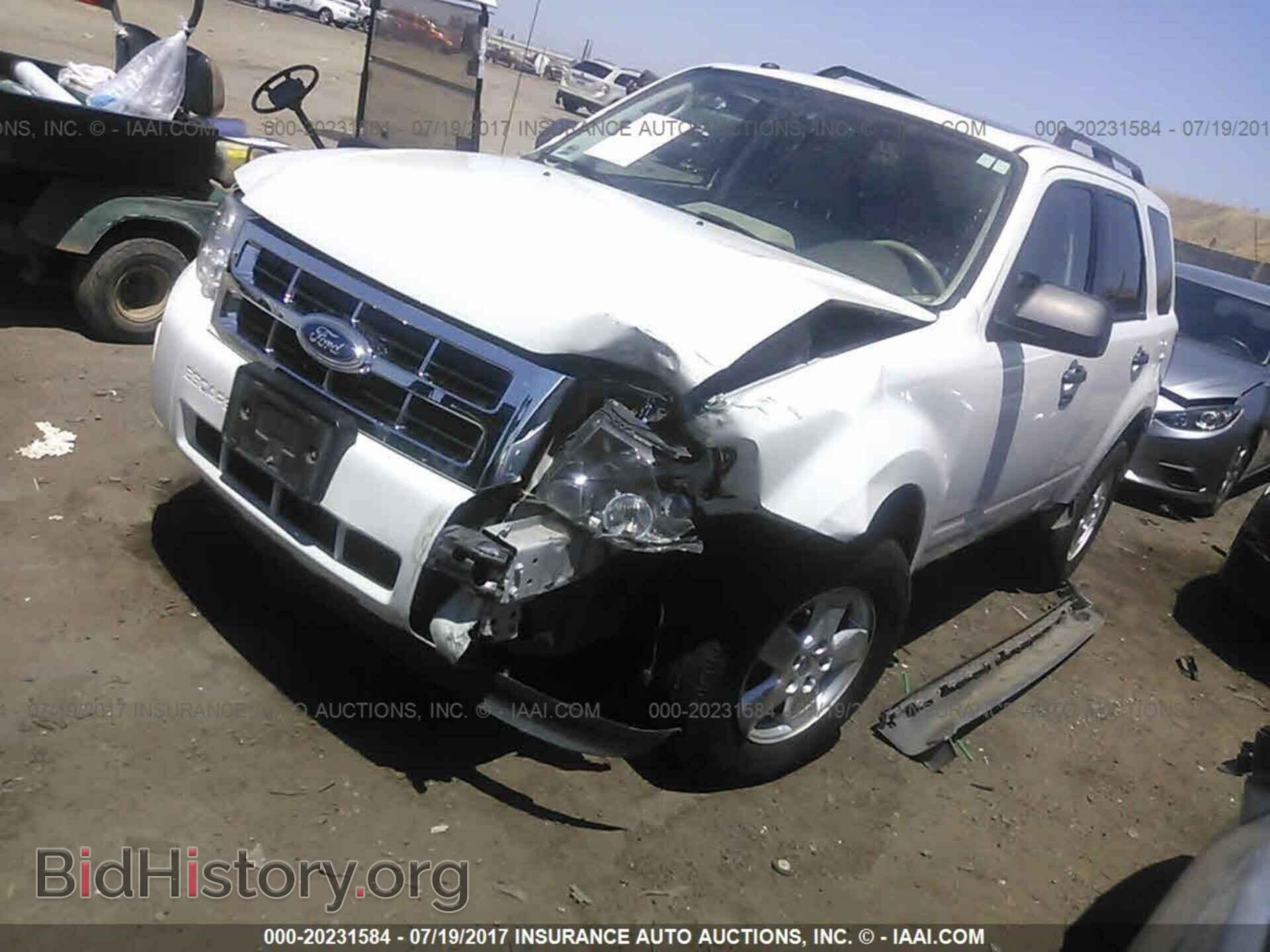 2011 Ford Escape - VIN: 1FMCU0D70BKA62302 - Фото 2