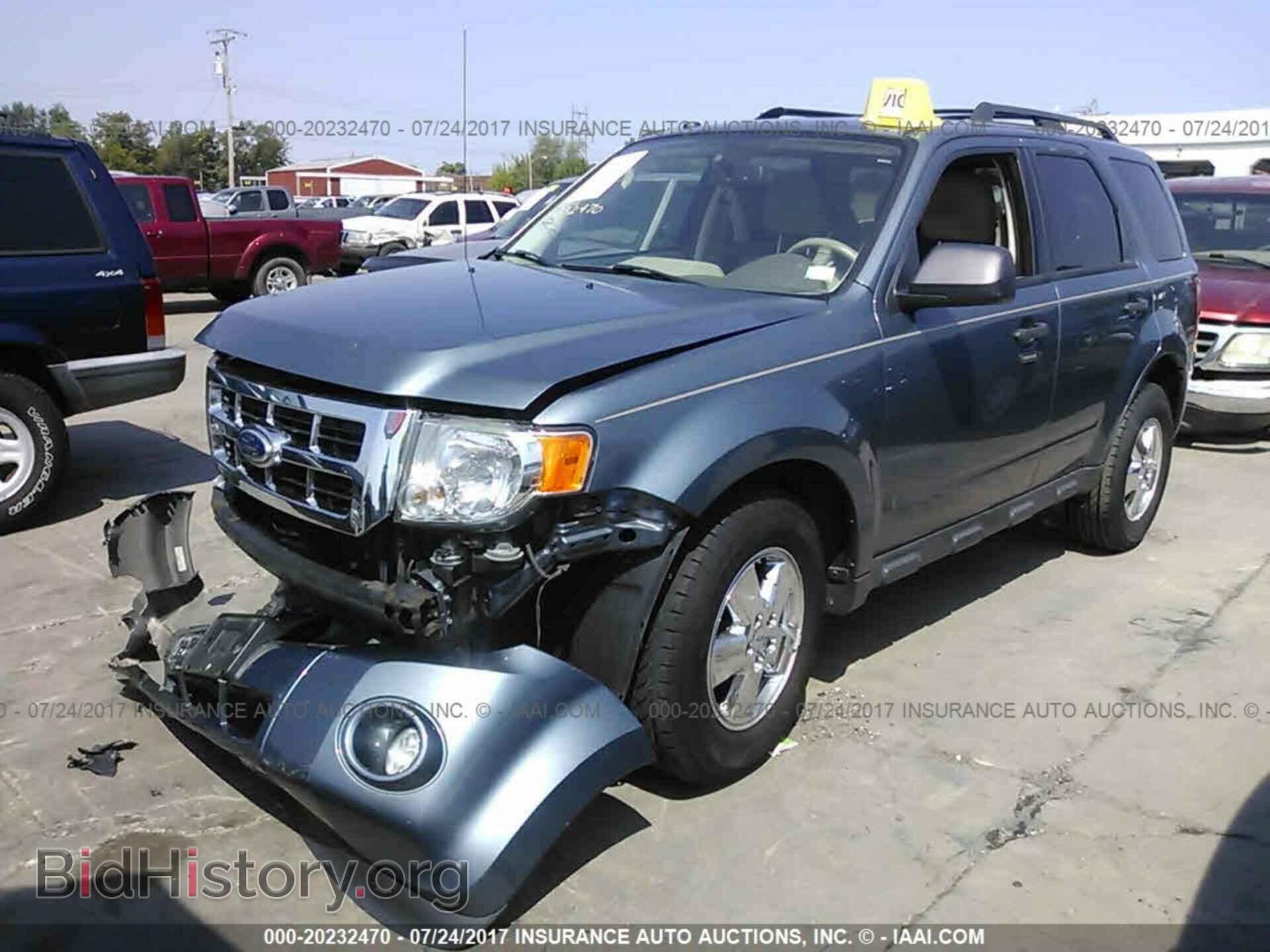 2011 Ford Escape - VIN: 1FMCU0DG8BKB24285 - Photo 2