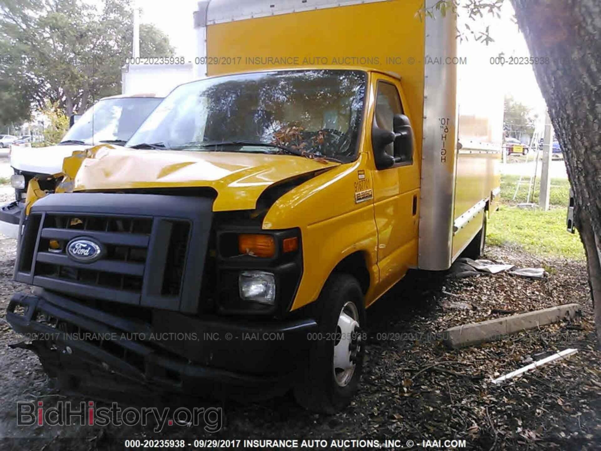 2014 Ford Econoline - VIN: 1FDWE3FS2EDA41618 - Фото 2
