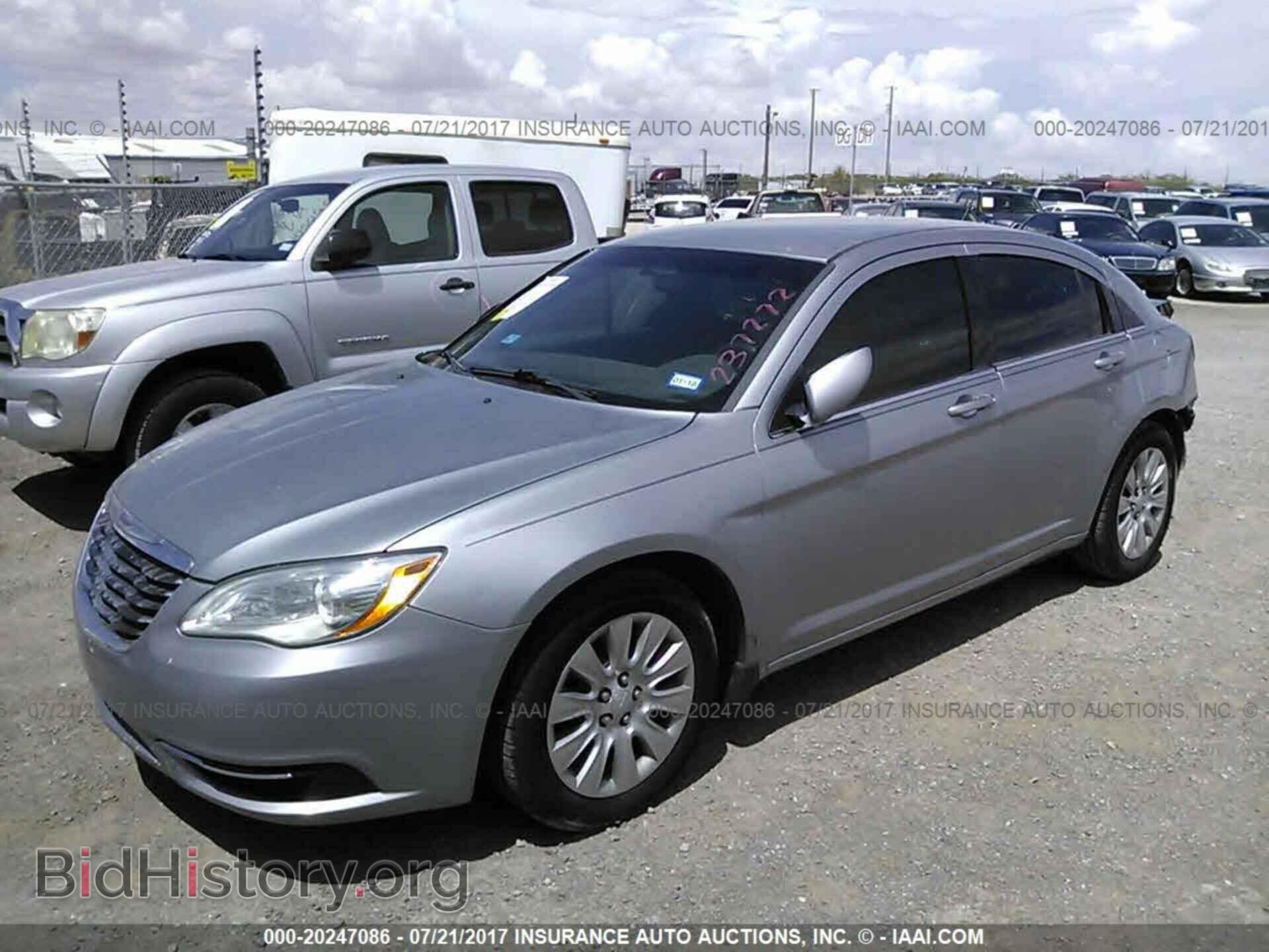 2014 Chrysler 200 - VIN: 1C3CCBAB1EN237272 - Photo 2