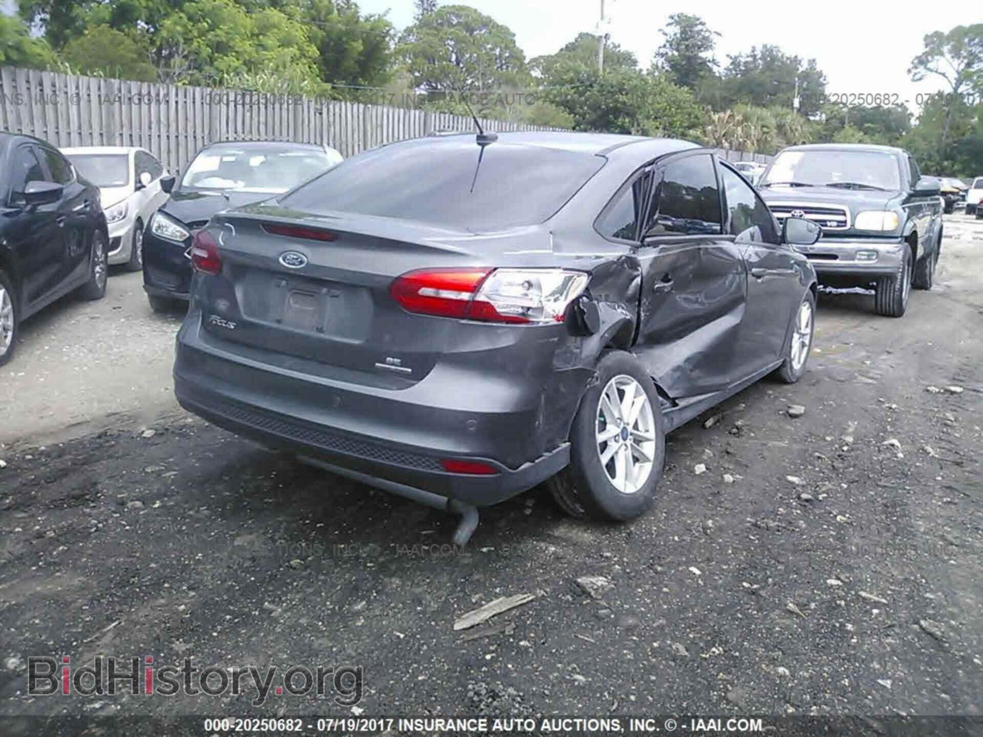 2016 Ford Focus - VIN: 1FADP3F24GL300775 - Photo 4