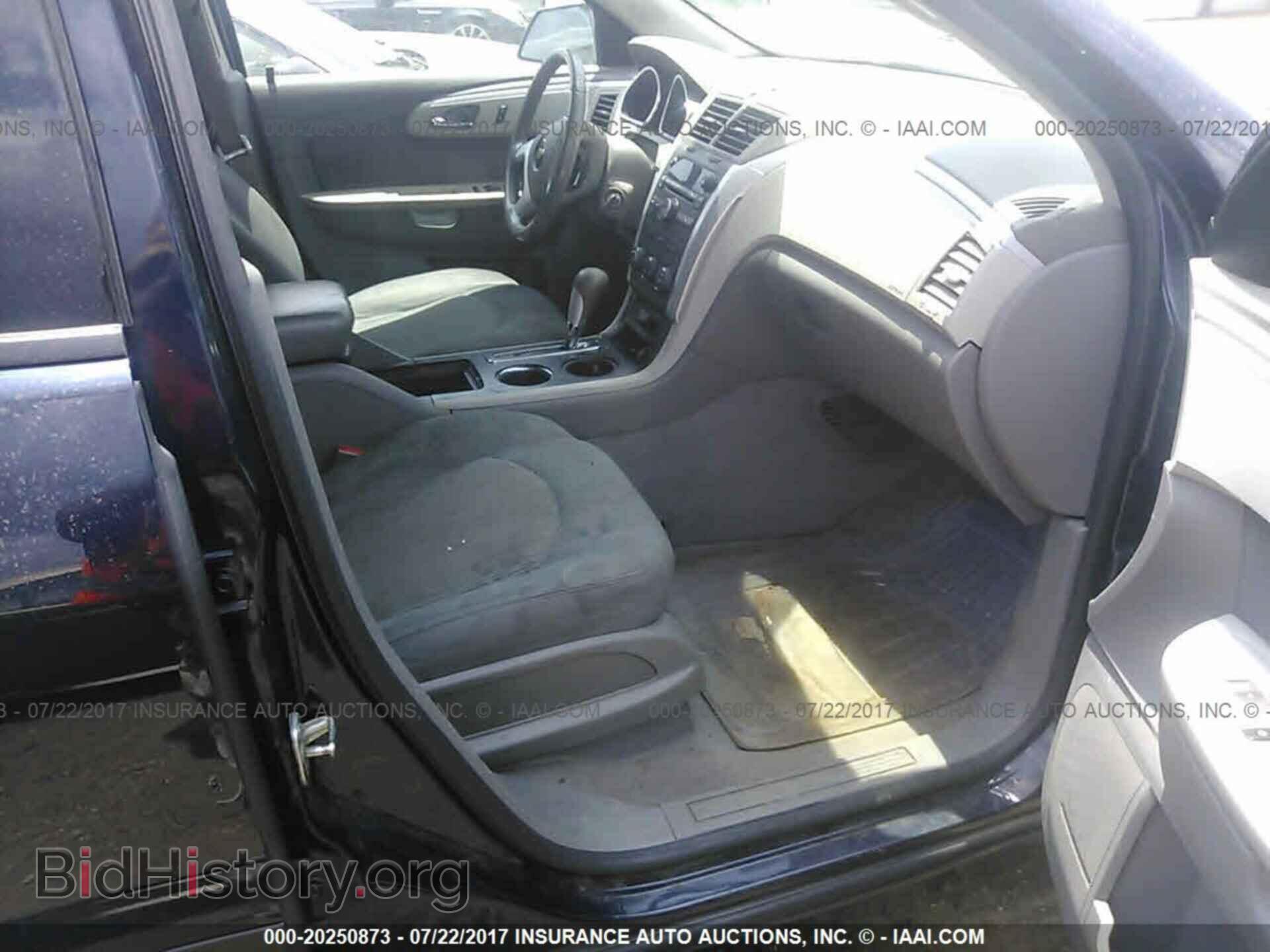 2011 Chevrolet Traverse - VIN: 1GNKRFED6BJ304015 - Photo 5