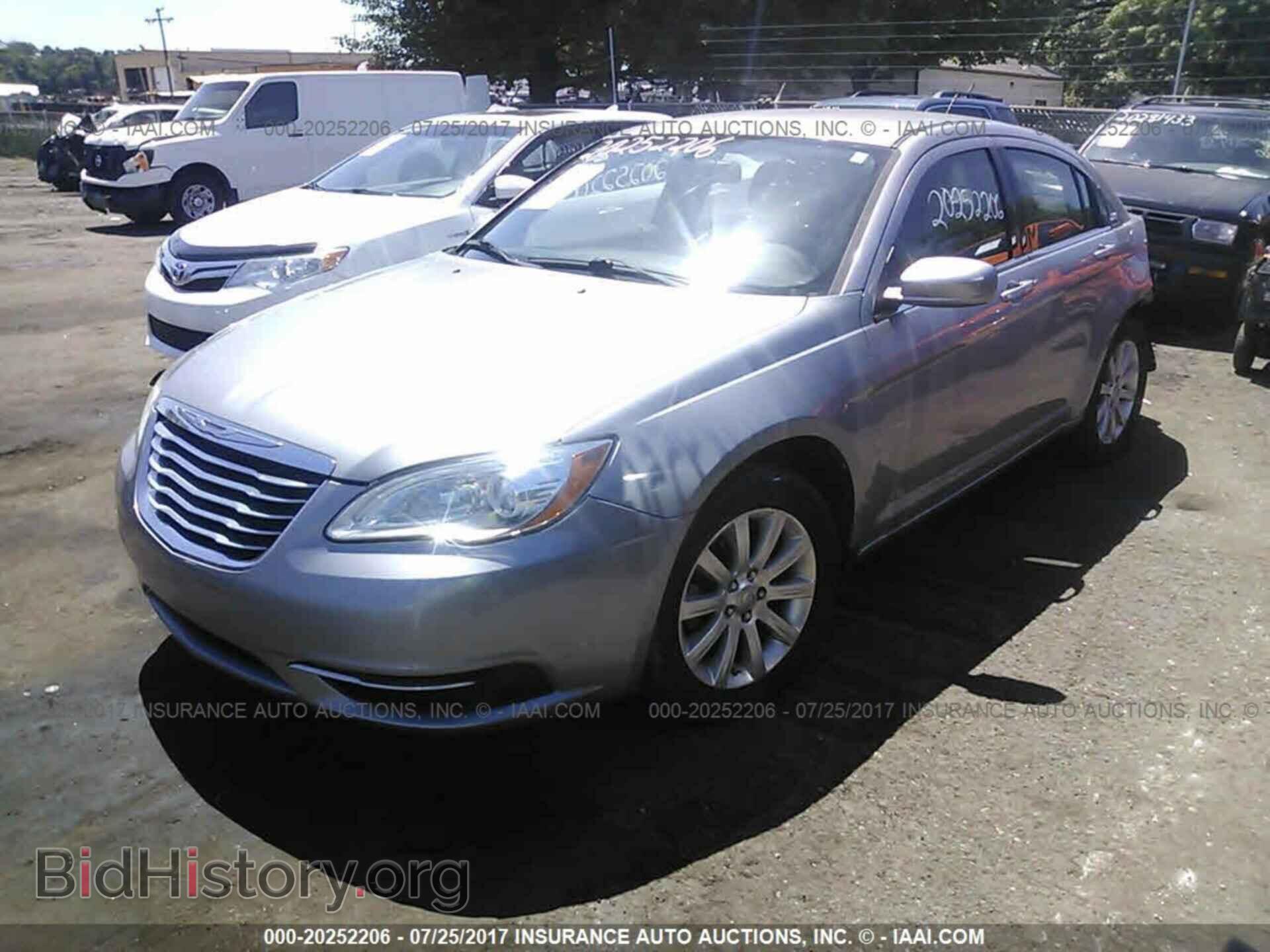 2013 Chrysler 200 - VIN: 1C3CCBBBXDN598738 - Фото 2