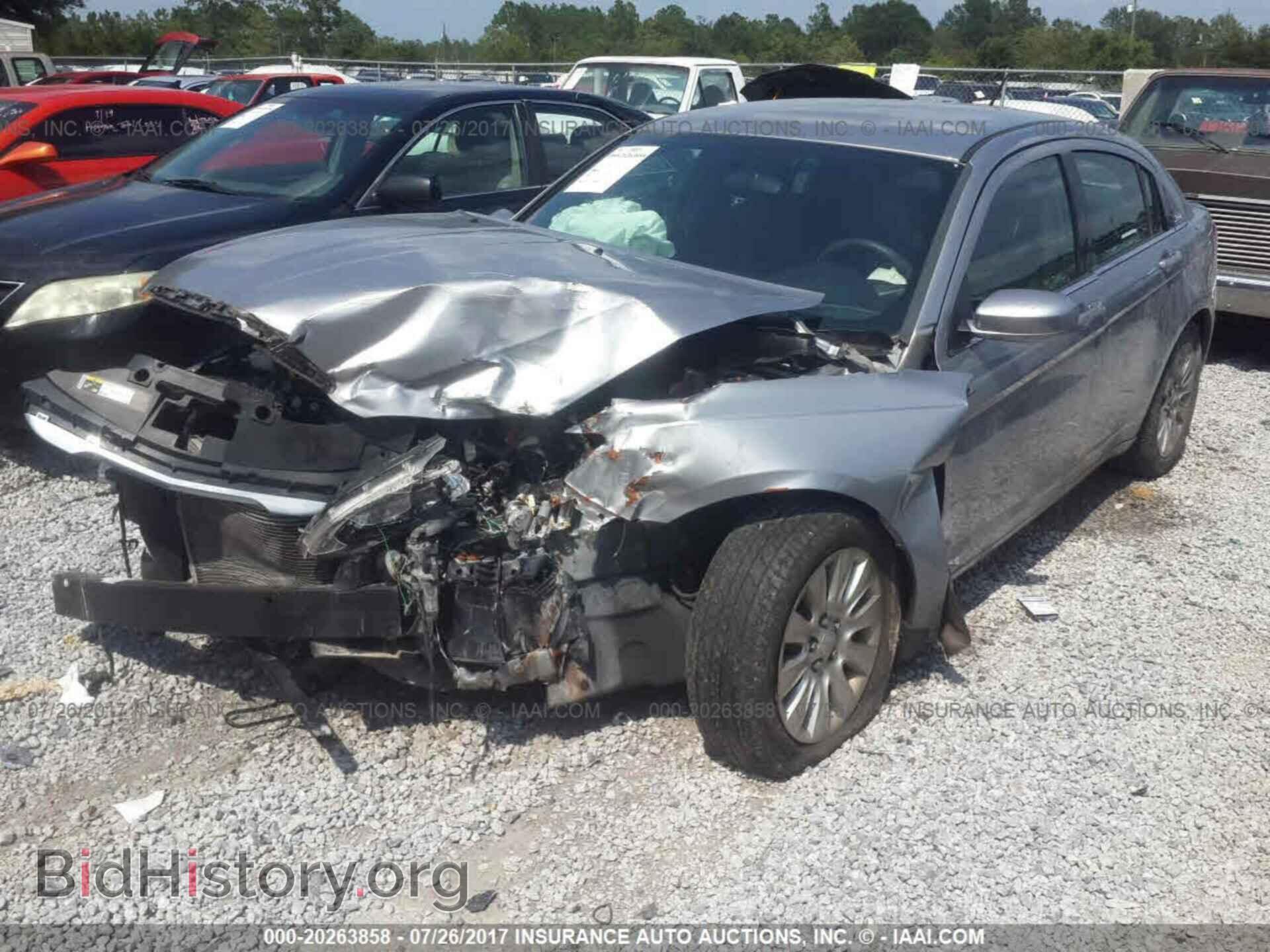 2014 Chrysler 200 - VIN: 1C3CCBAB3EN209182 - Фото 2