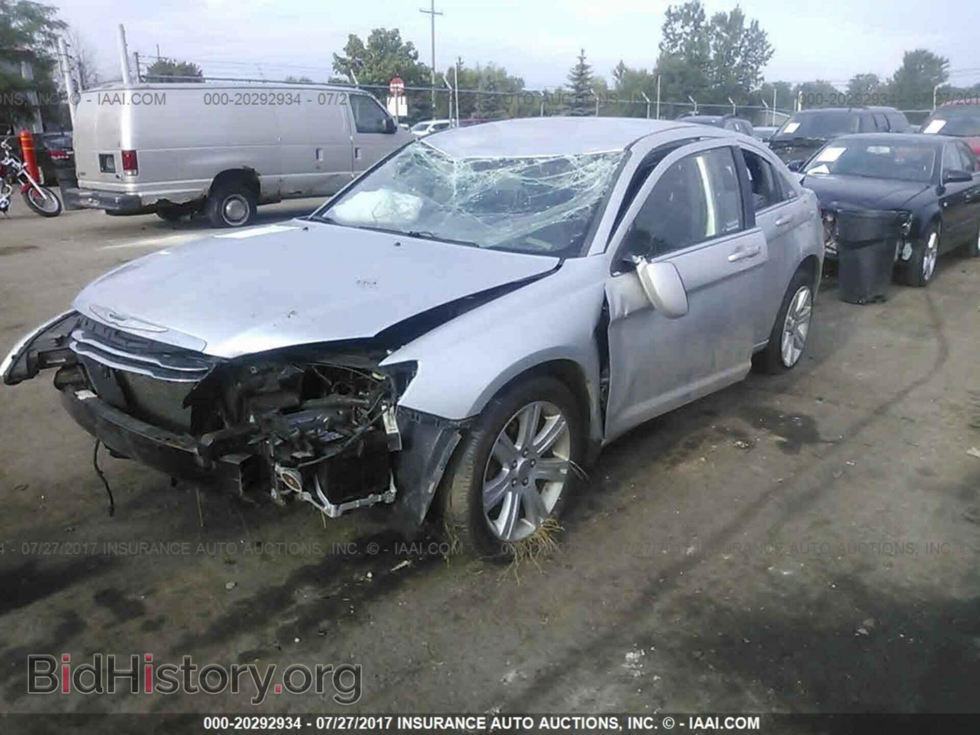 2012 Chrysler 200 - VIN: 1C3CCBBB2CN131909 - Фото 2