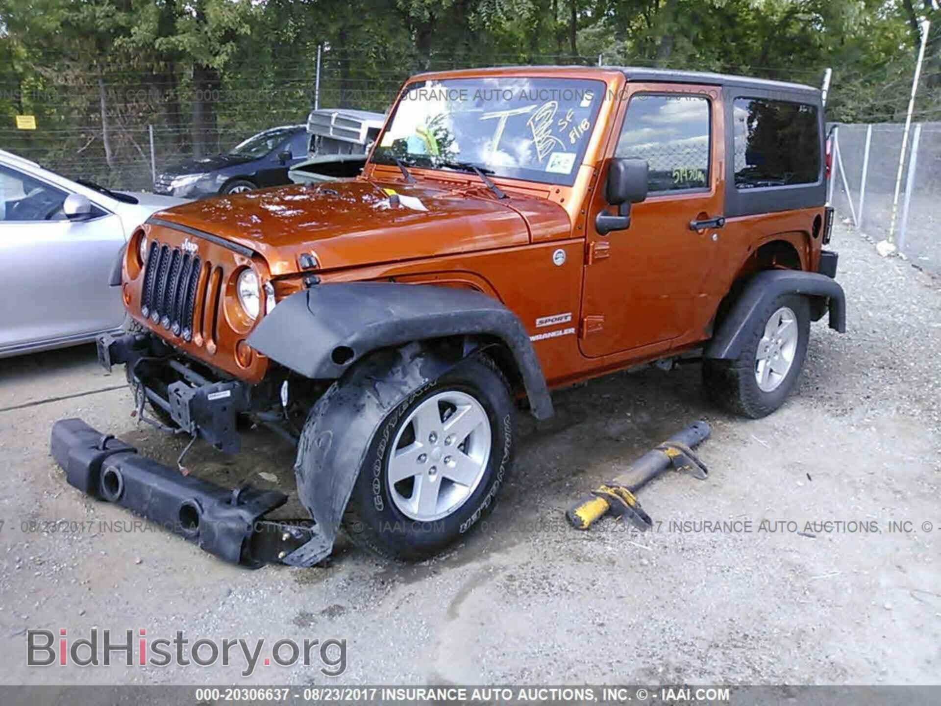 2011 Jeep Wrangler - VIN: 1J4AA2D10BL507833 - Фото 2