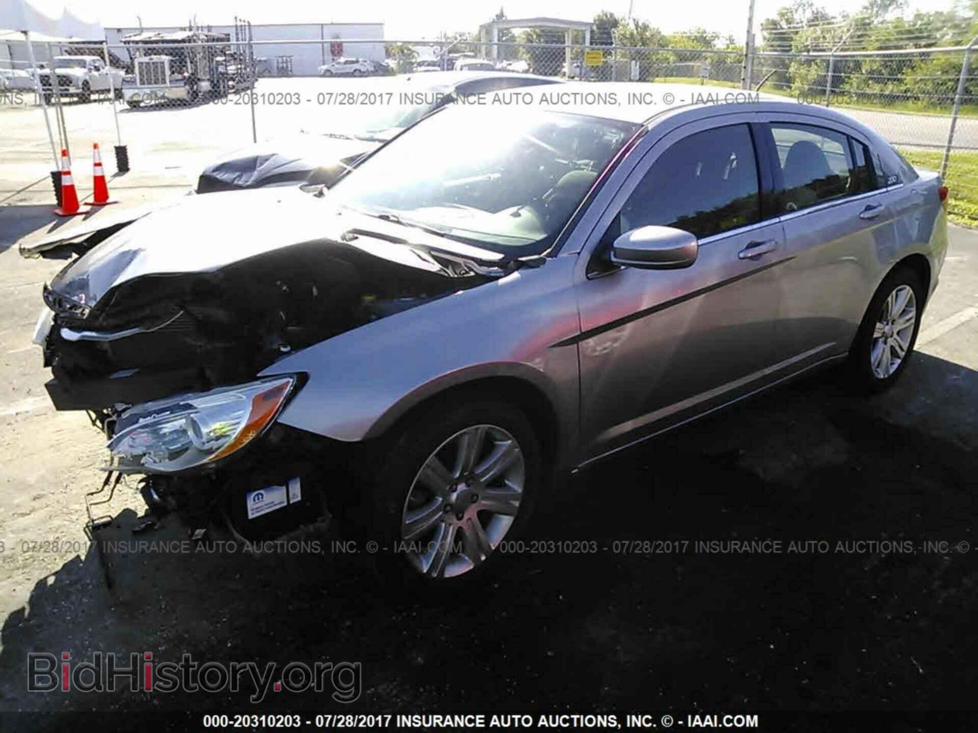 2013 Chrysler 200 - VIN: 1C3CCBAB9DN761137 - Photo 2