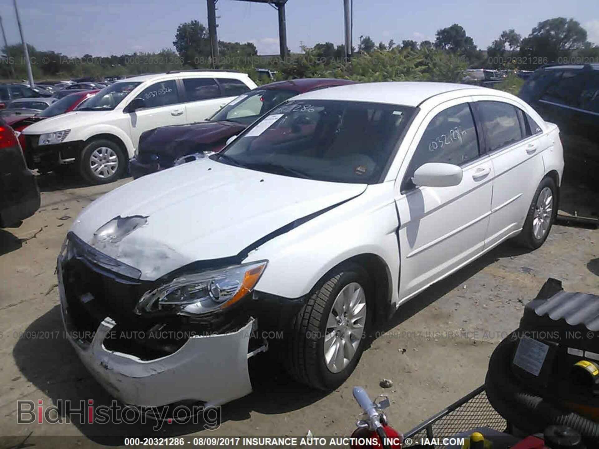 2011 Chrysler 200 - VIN: 1C3BC4FB4BN560016 - Photo 2