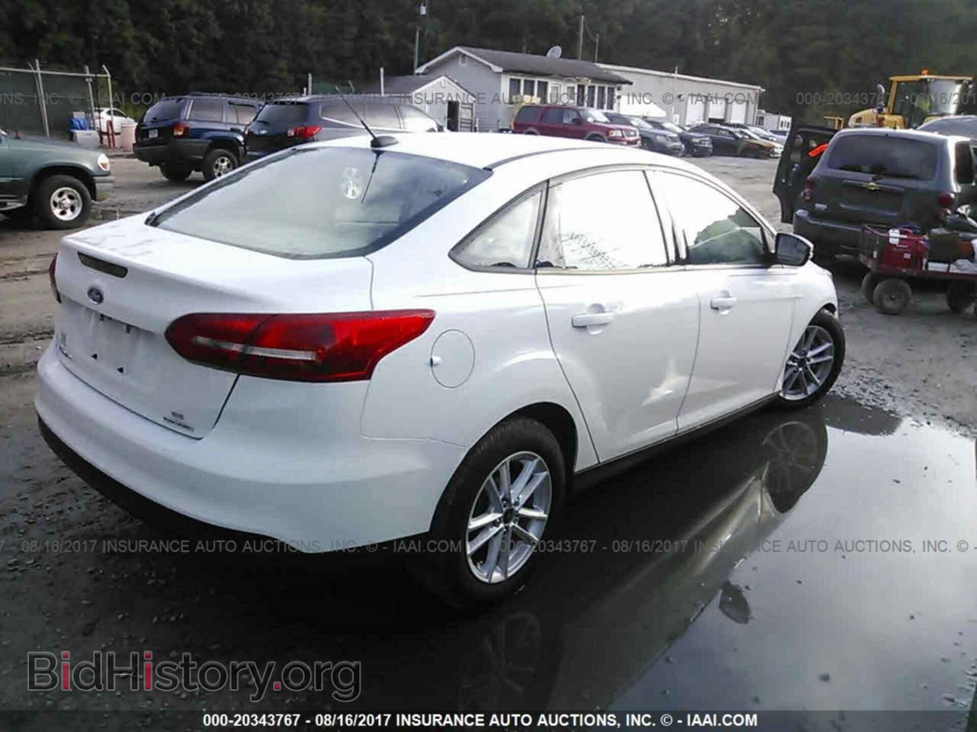 2016 Ford Focus - VIN: 1FADP3F24GL406692 - Photo 4