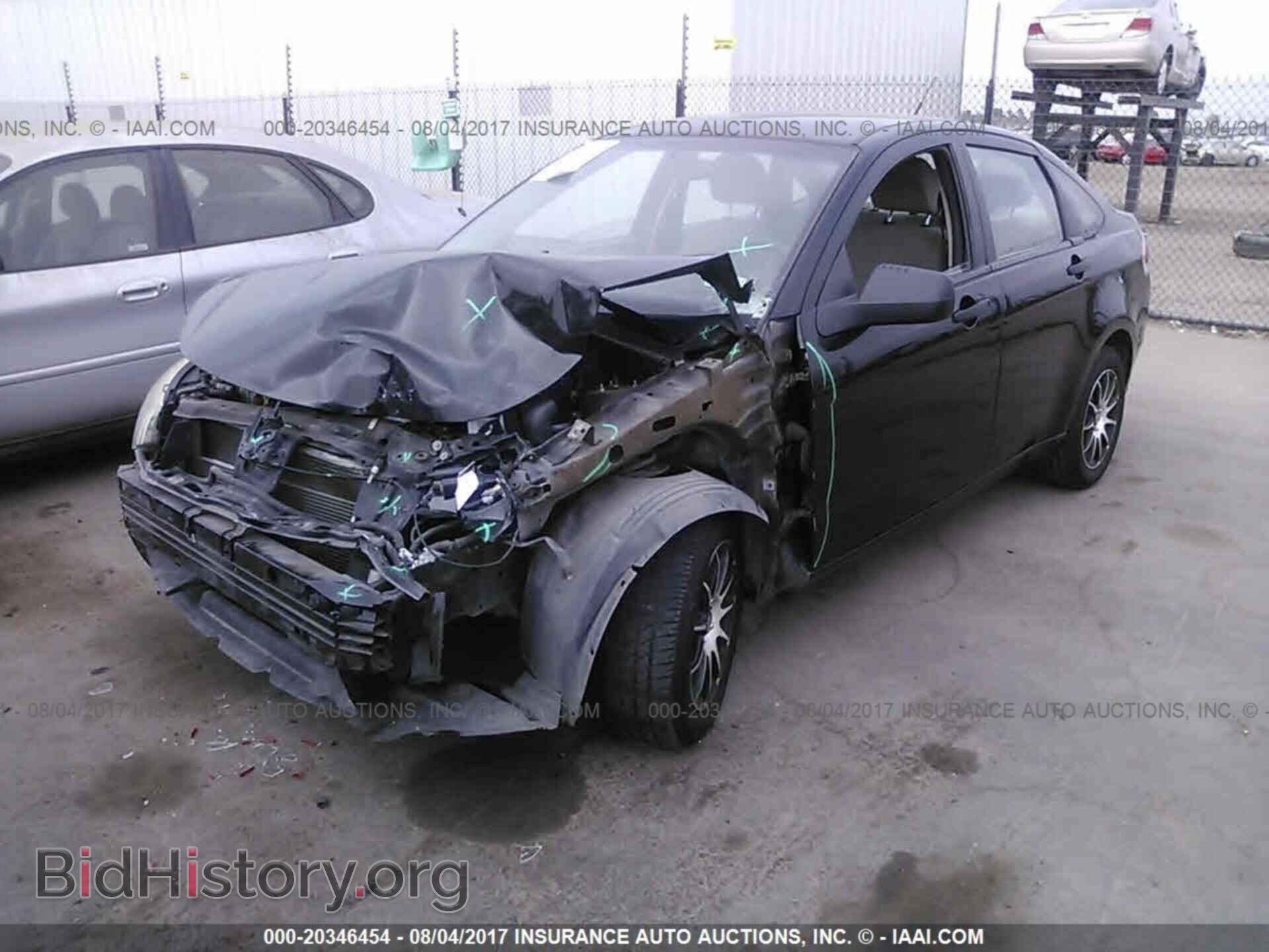 2011 Ford Focus - VIN: 1FAHP3EN1BW149947 - Photo 2