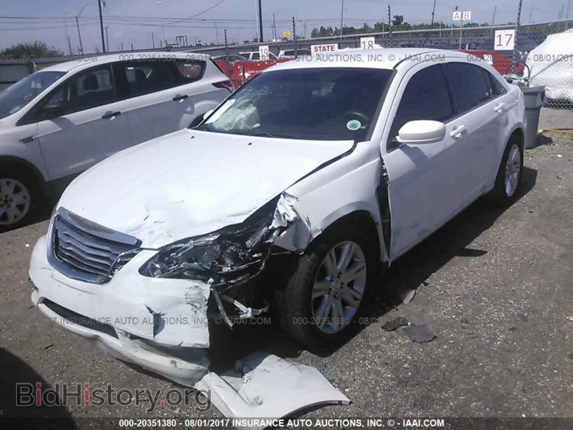 2012 Chrysler 200 - VIN: 1C3CCBAB6CN318362 - Photo 2