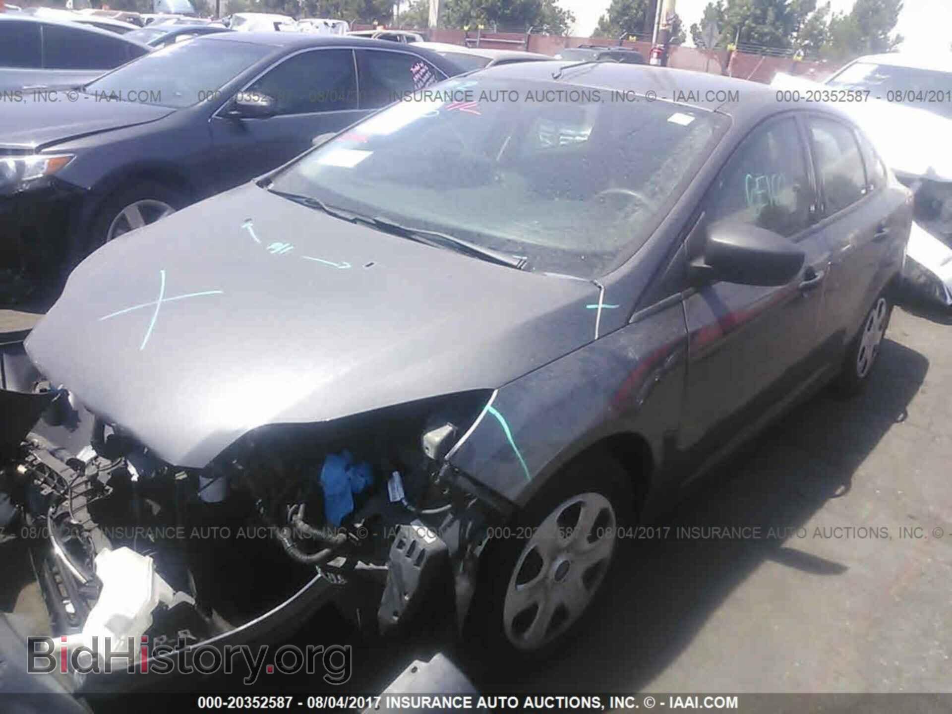 2012 Ford Focus - VIN: 1FAHP3E26CL302251 - Photo 2
