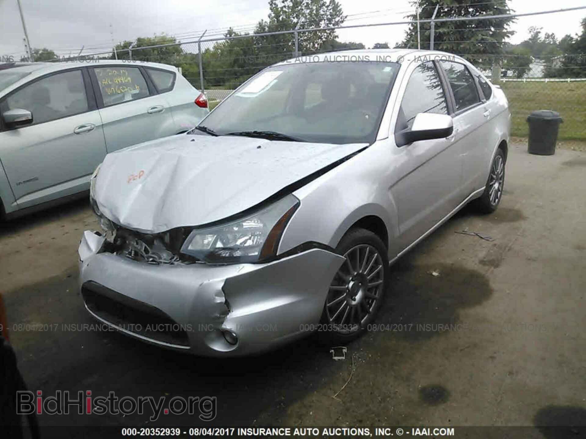 2011 Ford Focus - VIN: 1FAHP3GN2BW196126 - Фото 2