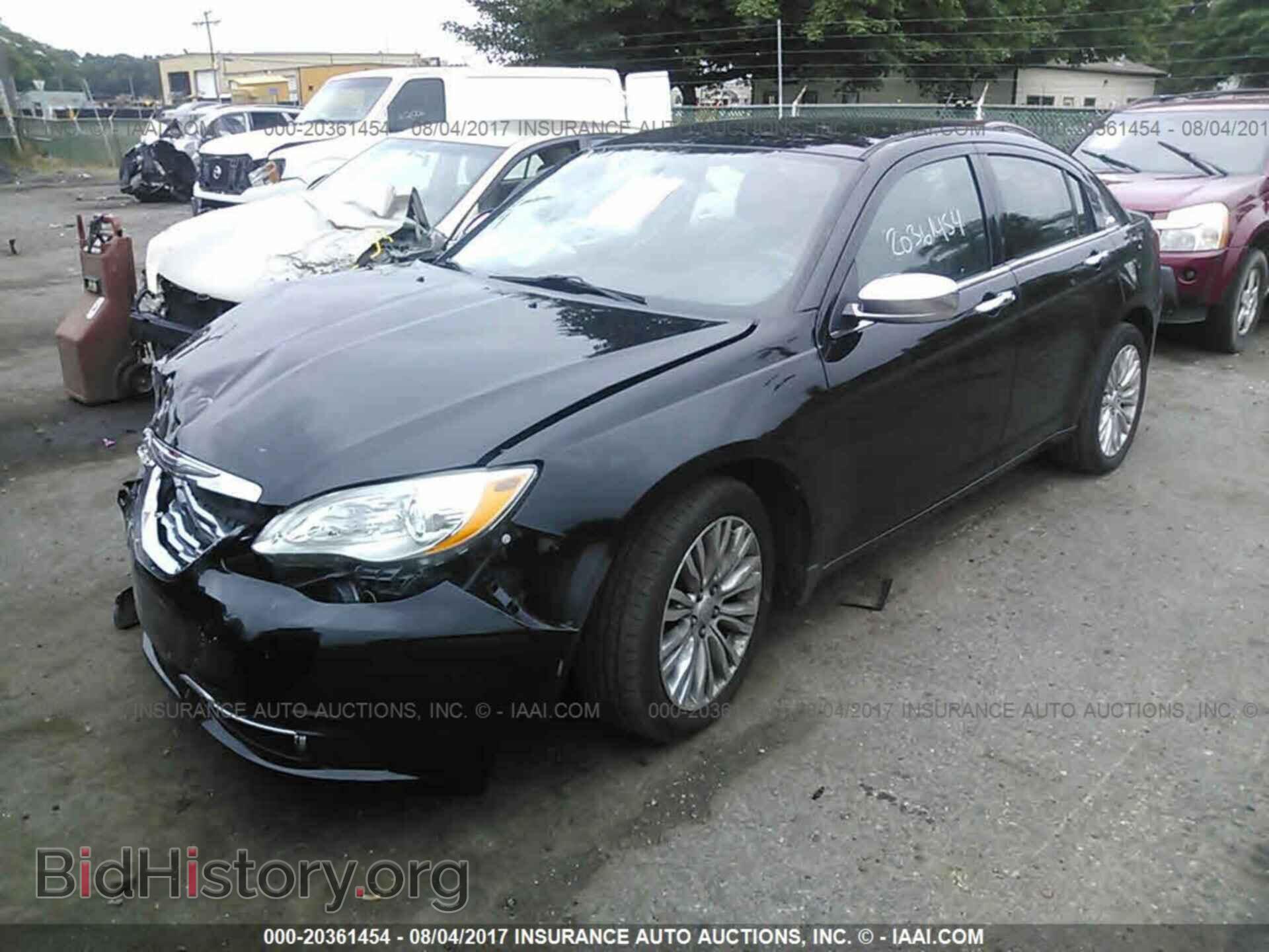 2011 Chrysler 200 - VIN: 1C3BC2FG1BN569062 - Фото 2