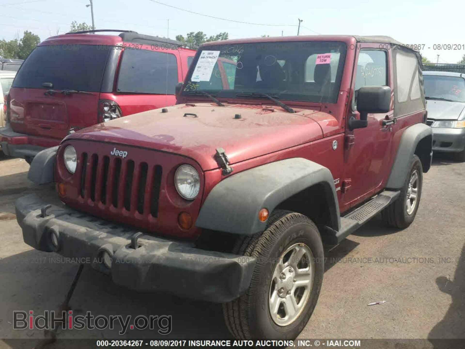 2011 Jeep Wrangler - VIN: 1J4AA2D13BL611202 - Фото 2