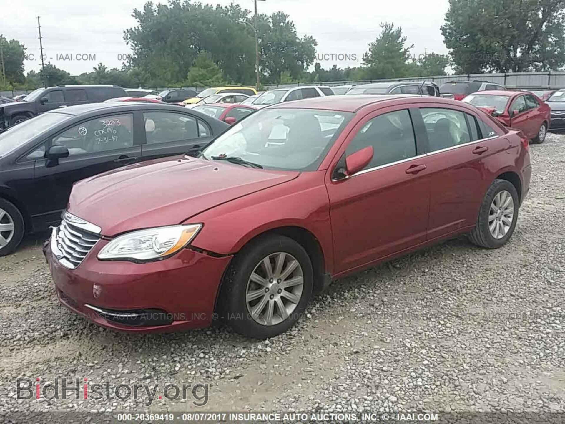 2013 Chrysler 200 - VIN: 1C3CCBBB4DN765093 - Фото 2