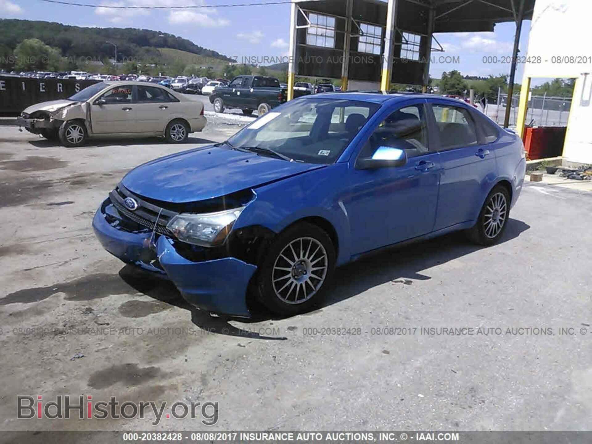 2011 Ford Focus - VIN: 1FAHP3GN0BW176733 - Photo 2