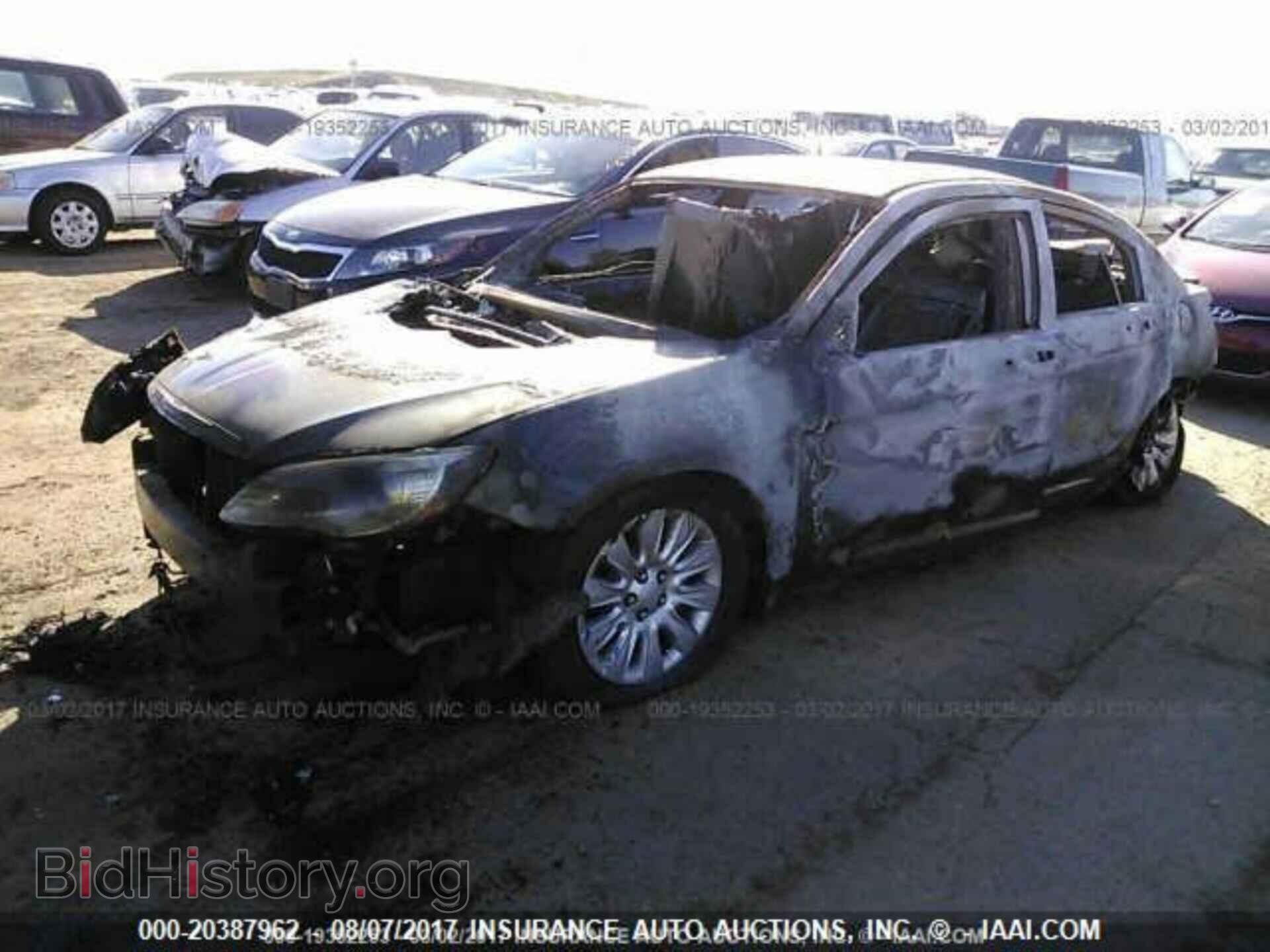 2013 Chrysler 200 - VIN: 1C3CCBAB2DN611483 - Фото 2
