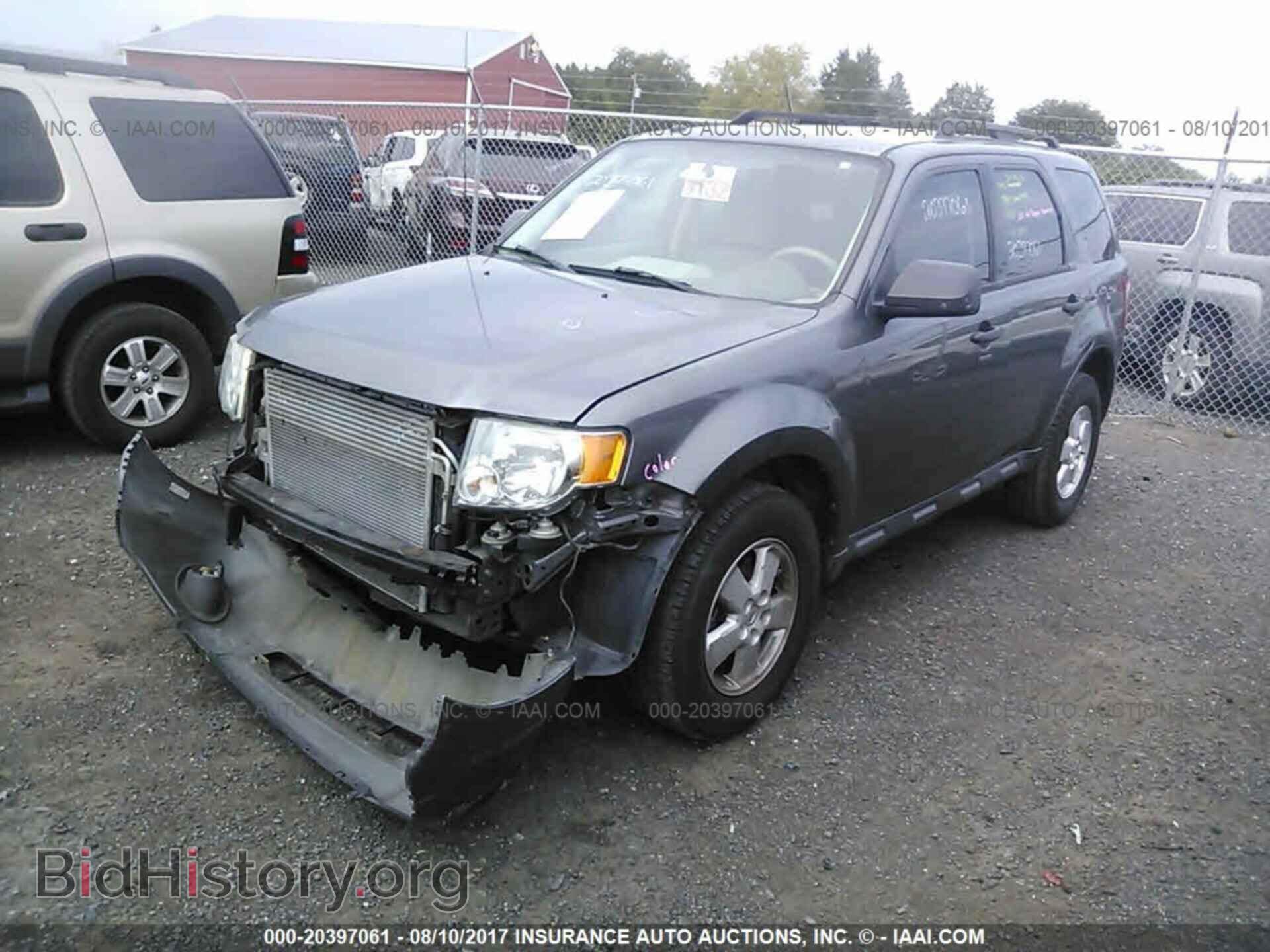 2011 Ford Escape - VIN: 1FMCU0DG1BKB04024 - Фото 2