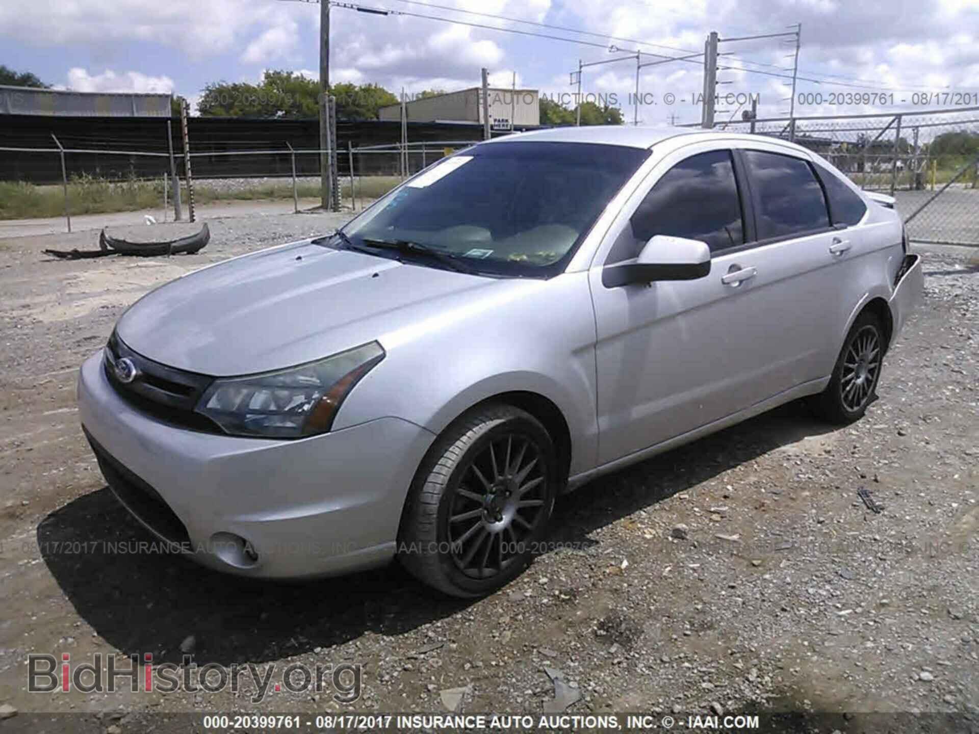 2011 Ford Focus - VIN: 1FAHP3GN1BW132692 - Фото 2