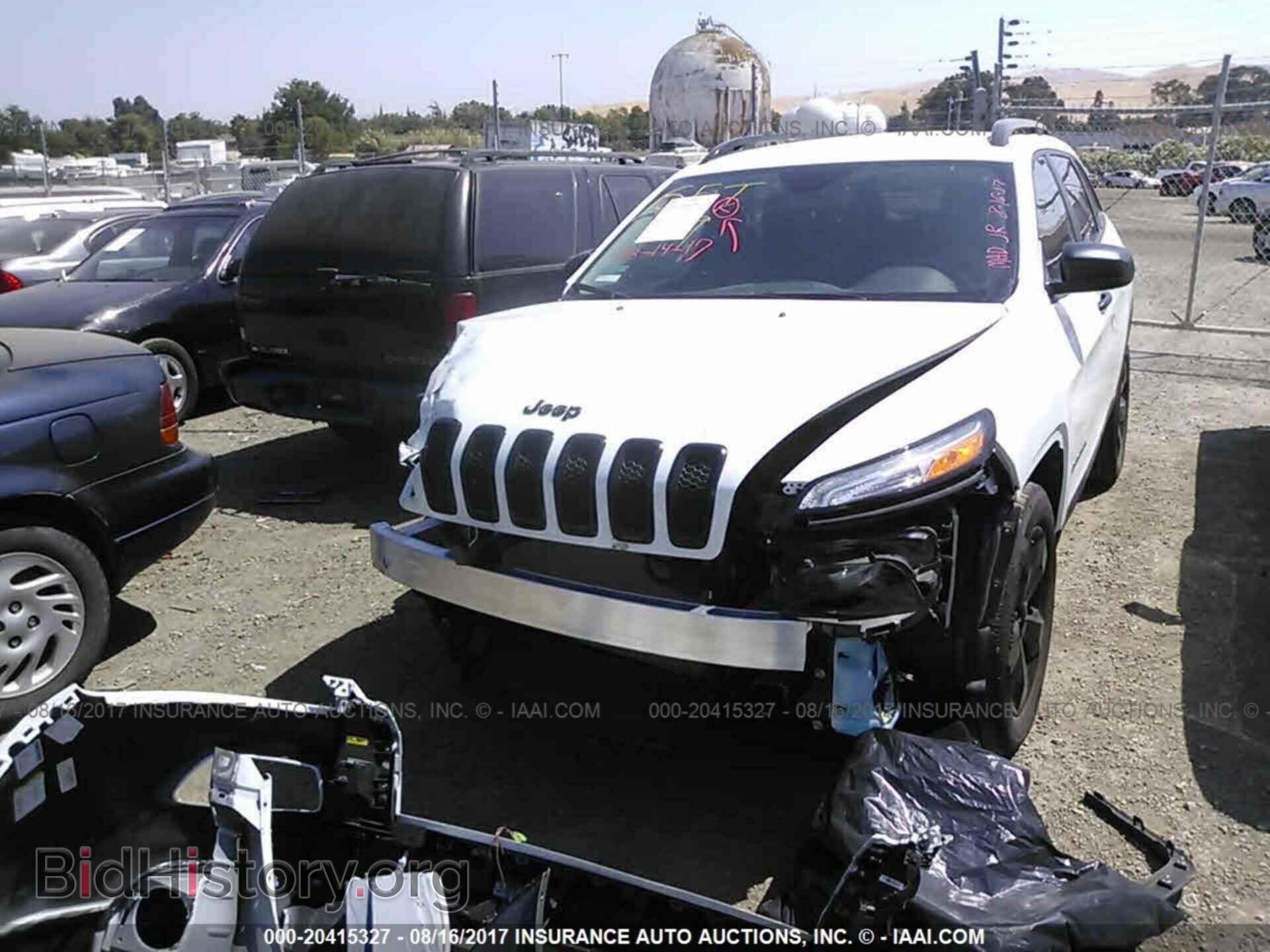 2017 Jeep Cherokee - VIN: 1C4PJMAB8HW576026 - Photo 2