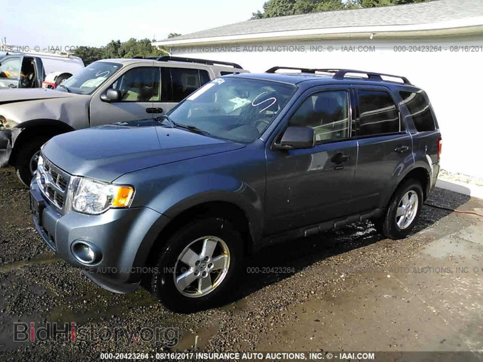2011 Ford Escape - VIN: 1FMCU0D78BKA86315 - Фото 2