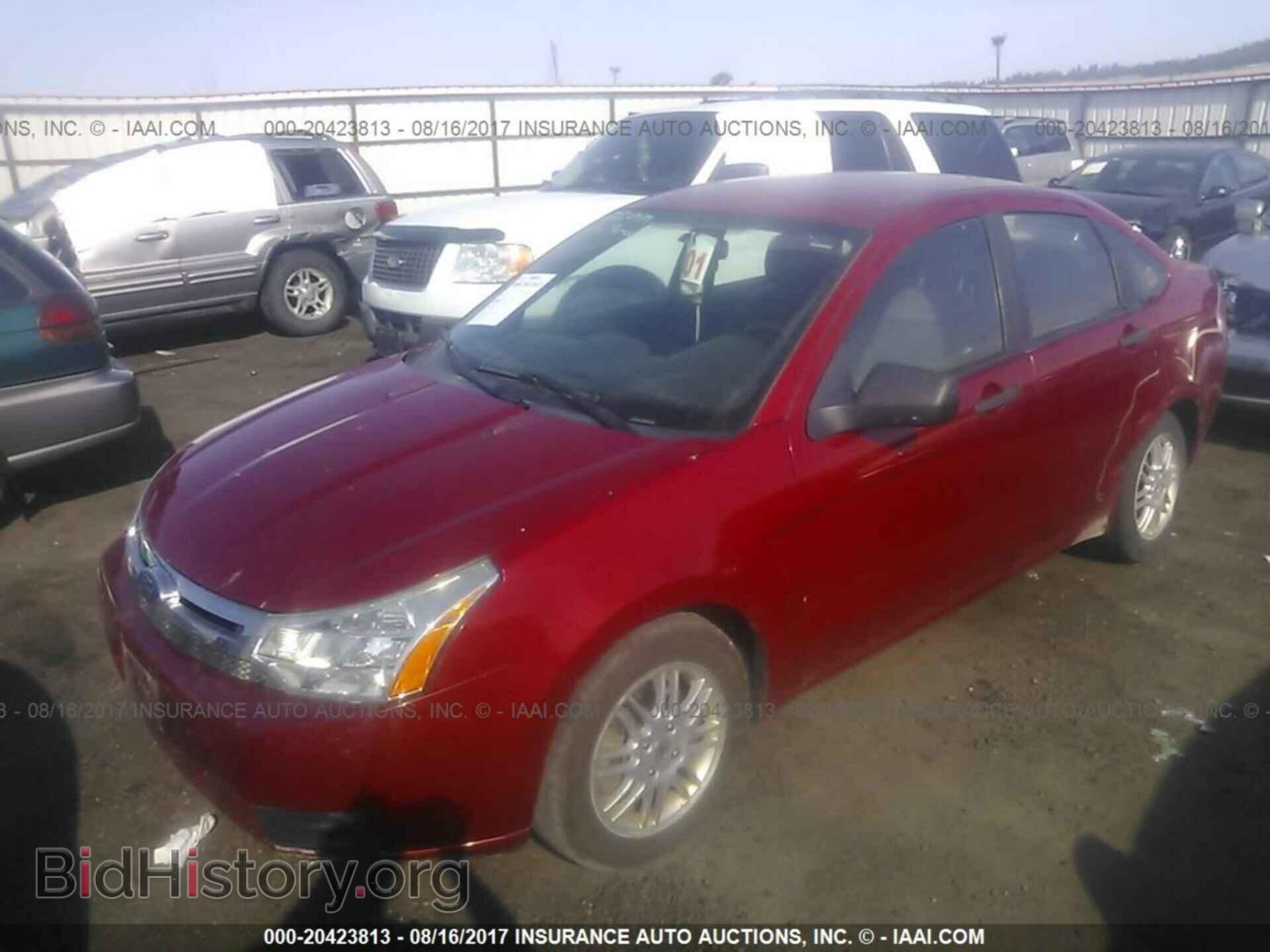 2011 Ford Focus - VIN: 1FAHP3FN4BW135300 - Фото 2