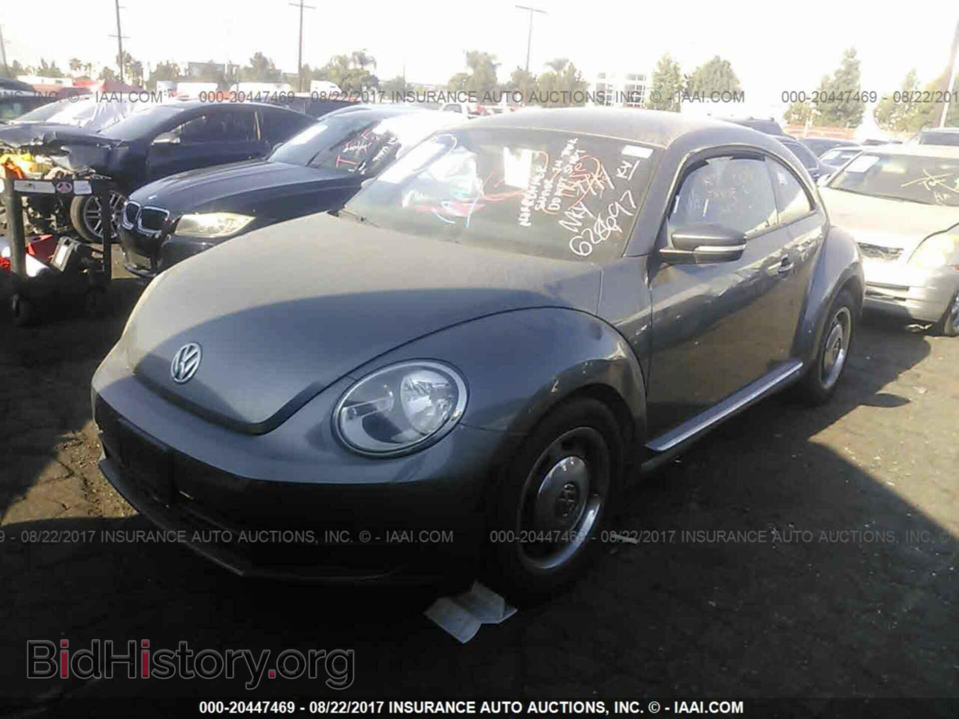 2012 Volkswagen Beetle - VIN: 3VWJP7AT3CM628697 - Фото 2