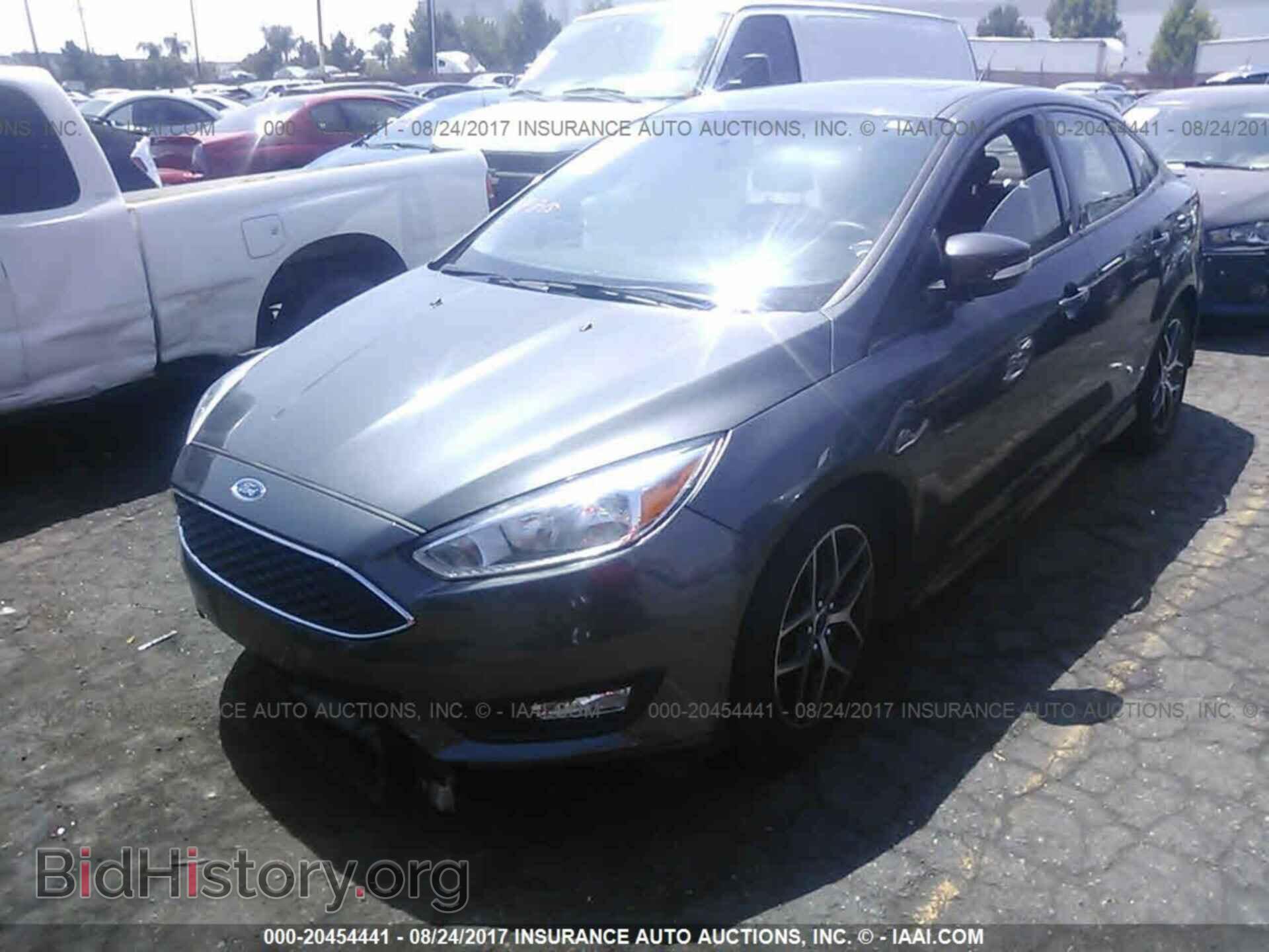 2016 Ford Focus - VIN: 1FADP3F20GL372685 - Photo 2