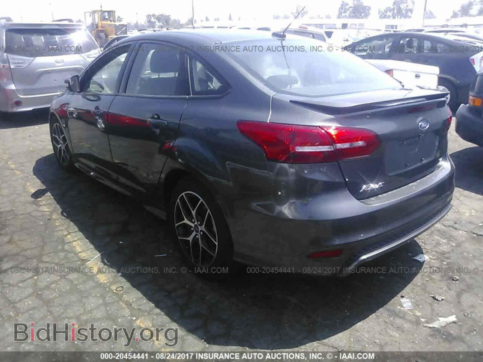 2016 Ford Focus - VIN: 1FADP3F20GL372685 - Photo 3