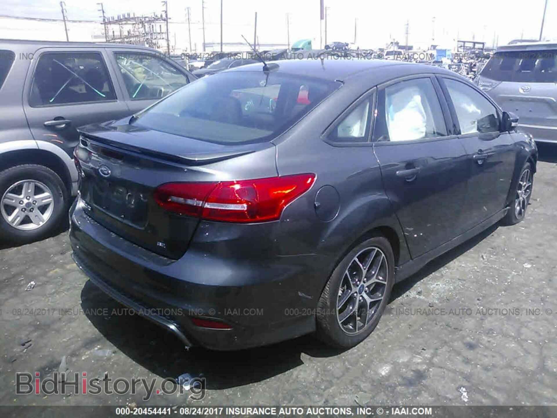 2016 Ford Focus - VIN: 1FADP3F20GL372685 - Photo 4