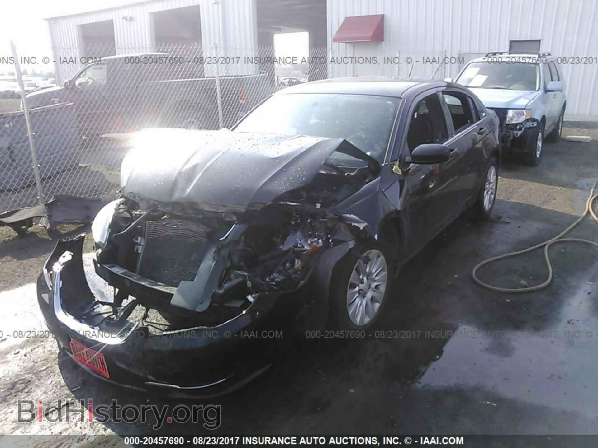 2011 Chrysler 200 - VIN: 1C3BC4FB5BN593218 - Photo 2