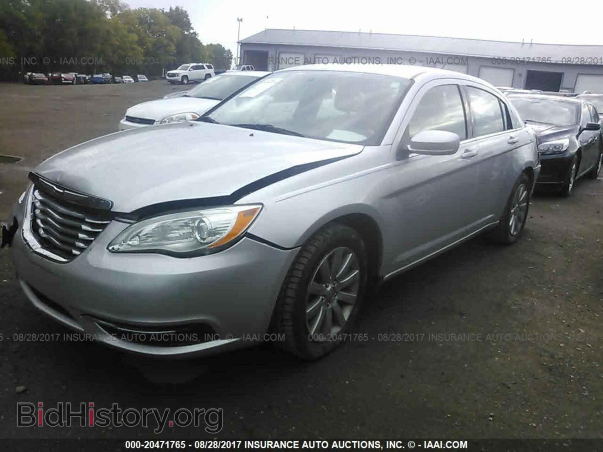2011 Chrysler 200 - VIN: 1C3BC1FBXBN589521 - Photo 2