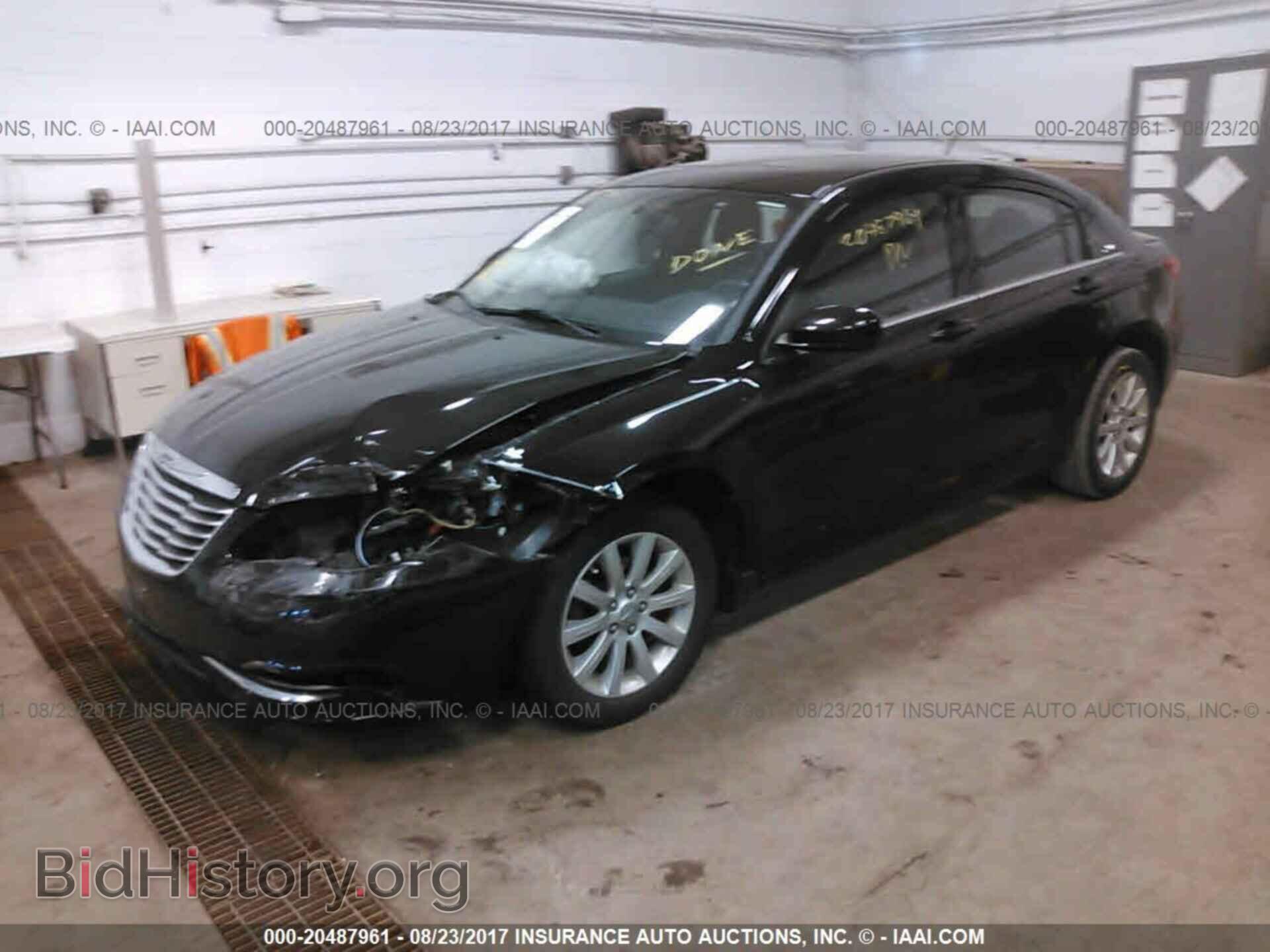 2011 Chrysler 200 - VIN: 1C3BC1FG0BN624174 - Фото 2