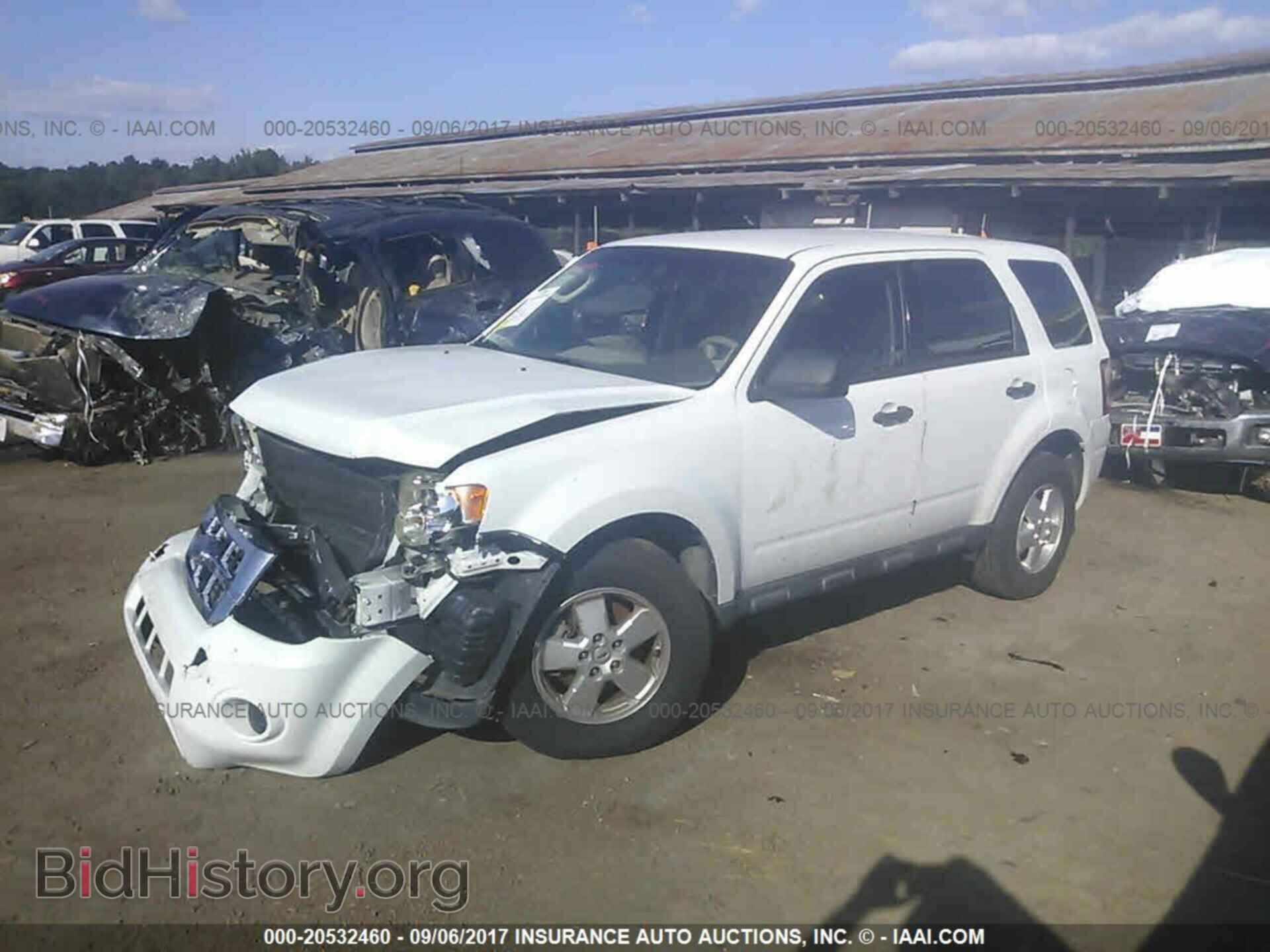 2011 Ford Escape - VIN: 1FMCU0C75BKC65137 - Фото 2