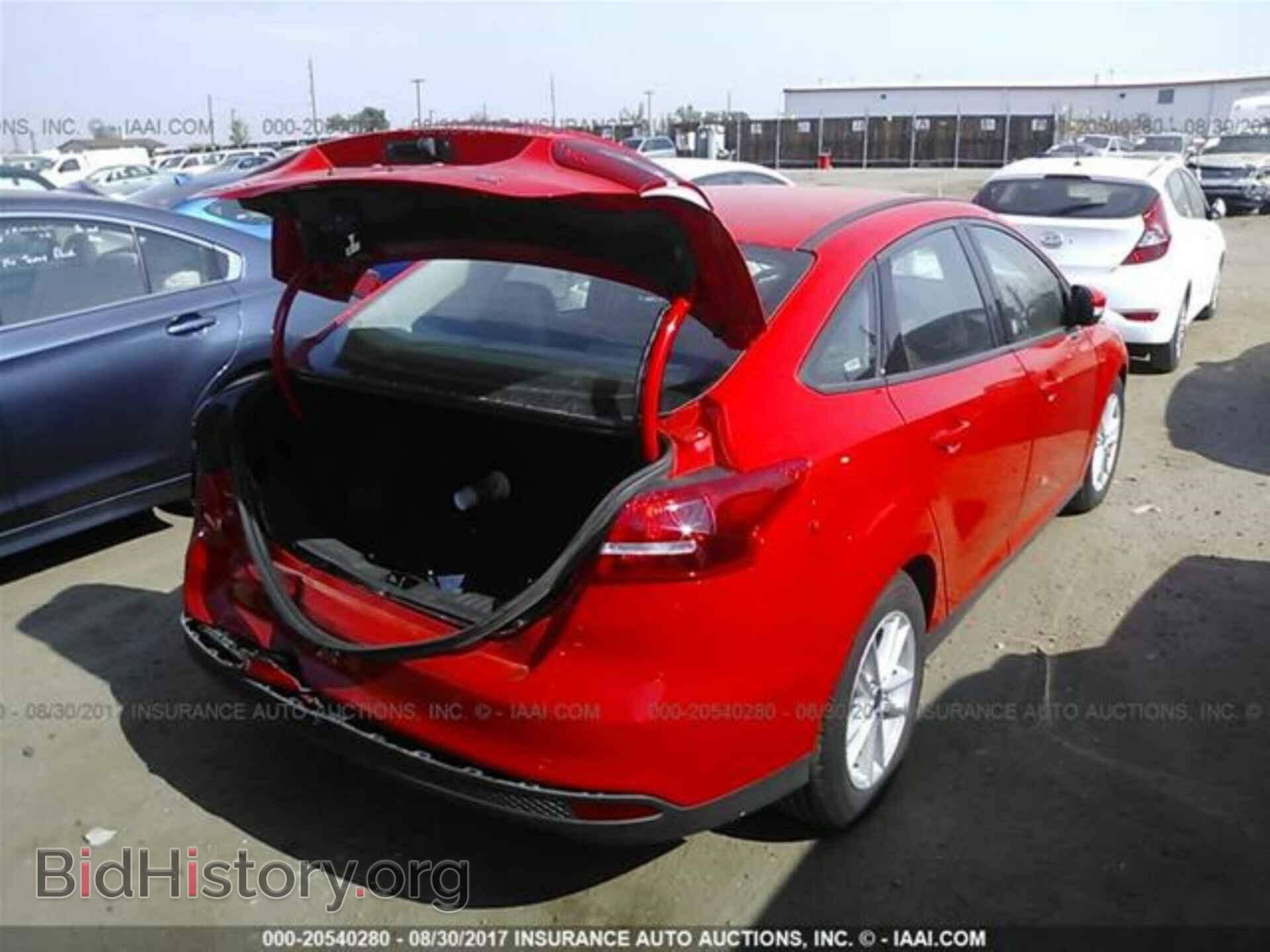 2017 Ford Focus - VIN: 1FADP3F21HL267543 - Photo 4