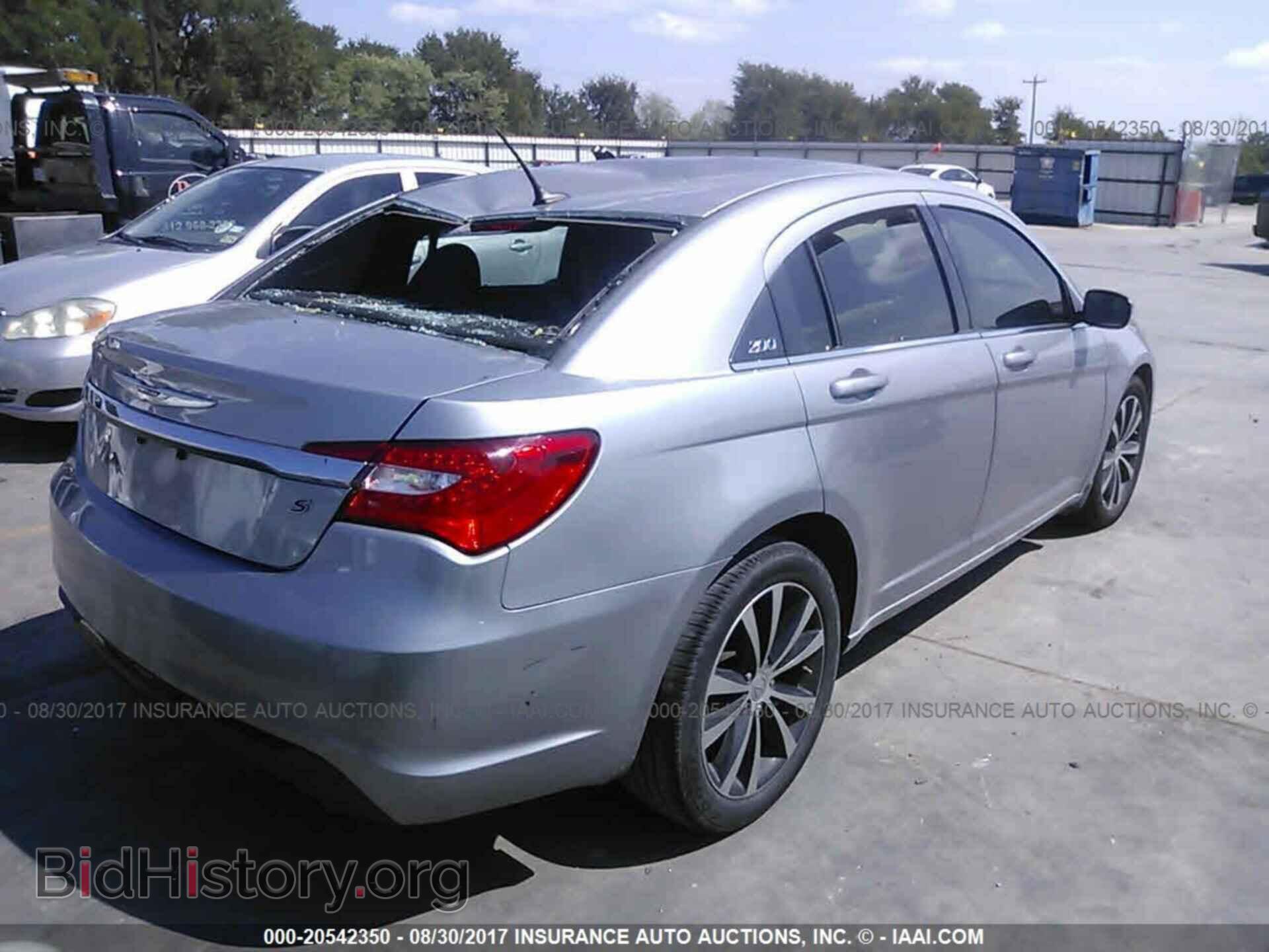 2014 Chrysler 200 - VIN: 1C3CCBBG5EN145818 - Photo 4
