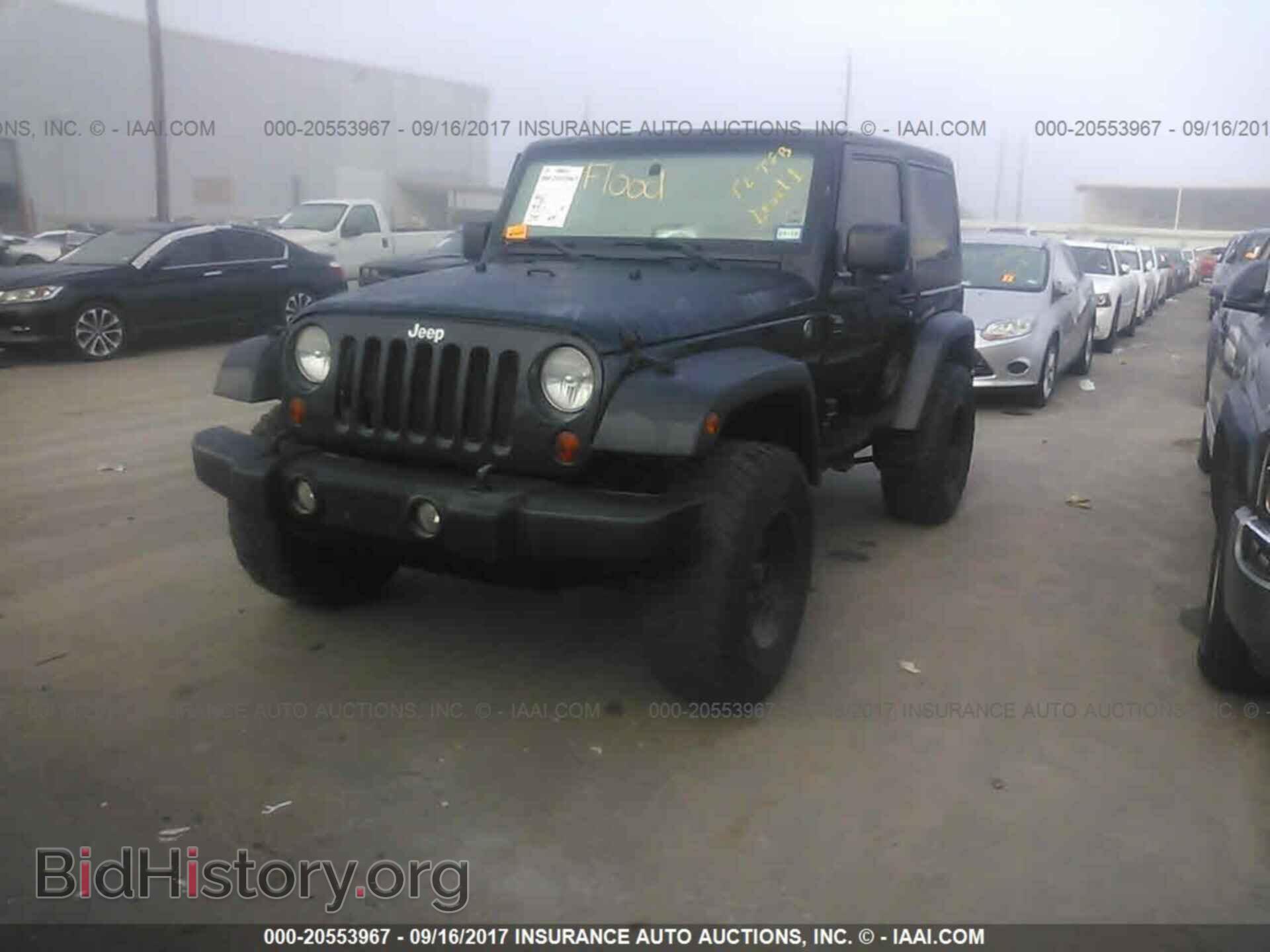 2011 Jeep Wrangler - VIN: 1J4GA2D14BL589401 - Фото 2
