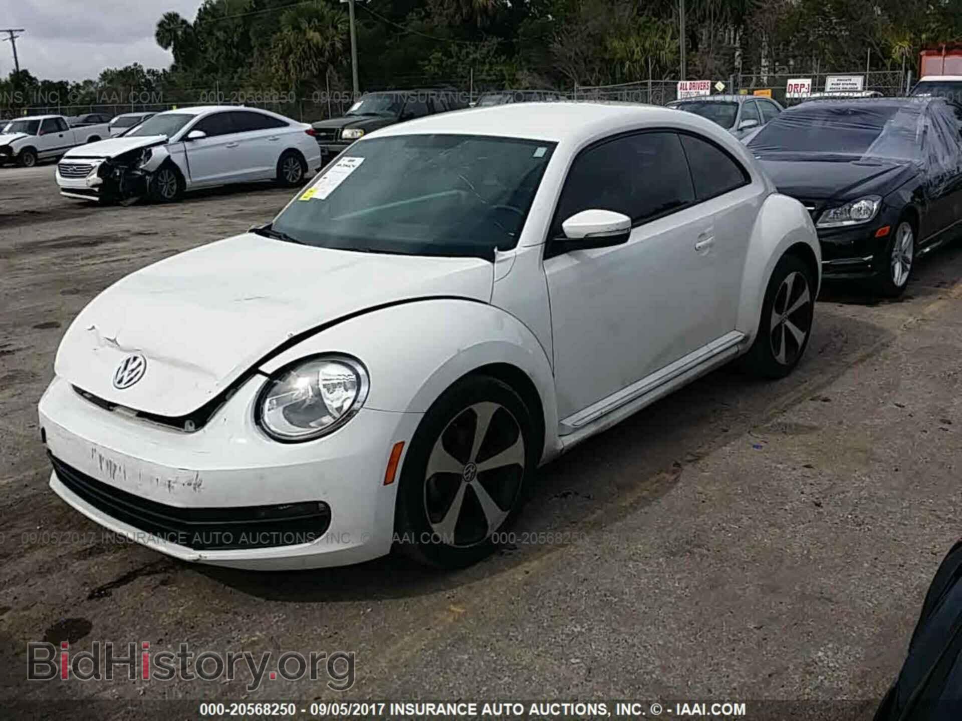 2012 Volkswagen Beetle - VIN: 3VWJP7AT2CM618582 - Фото 2