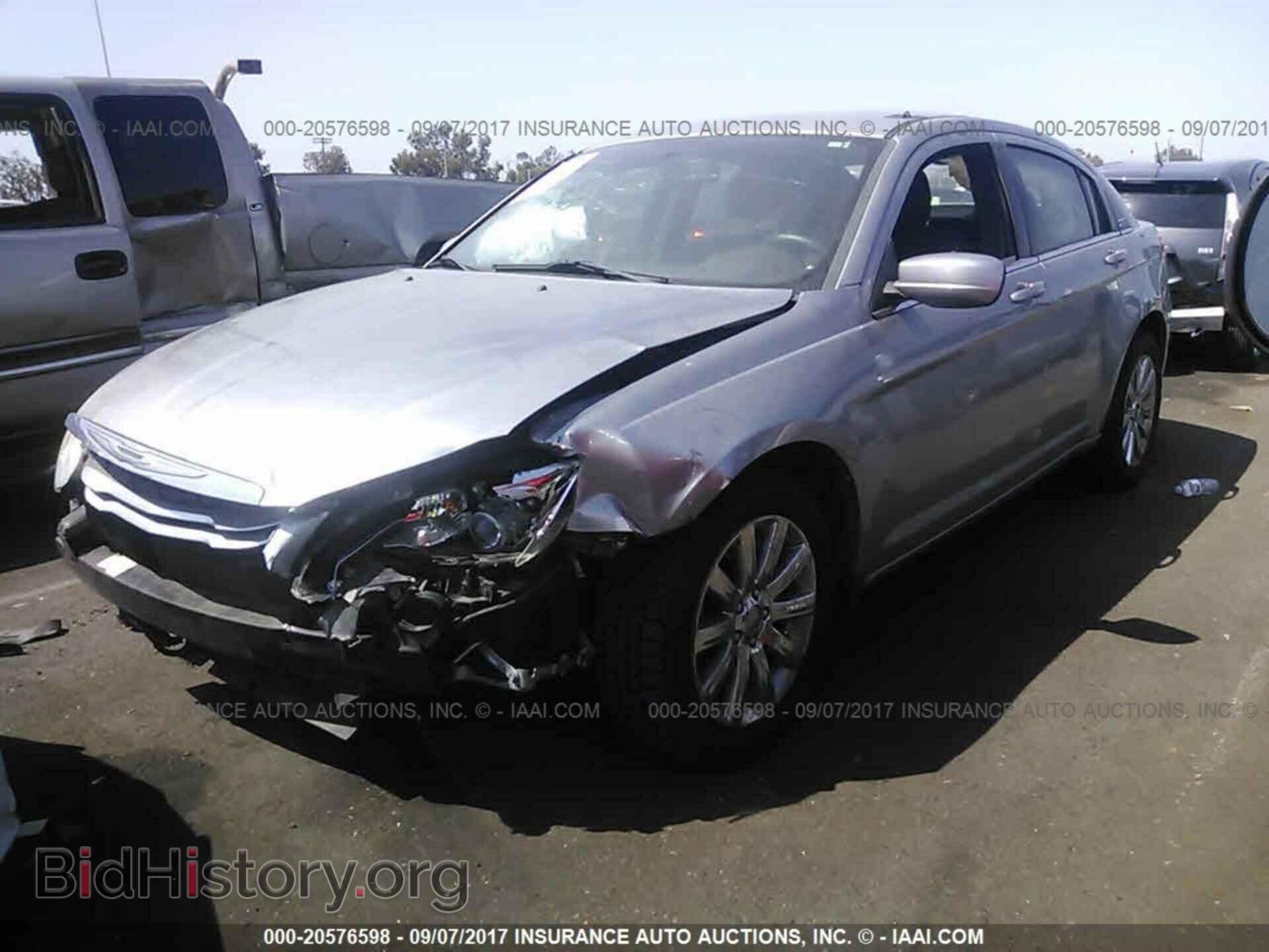 2013 Chrysler 200 - VIN: 1C3CCBBB7DN521910 - Photo 2