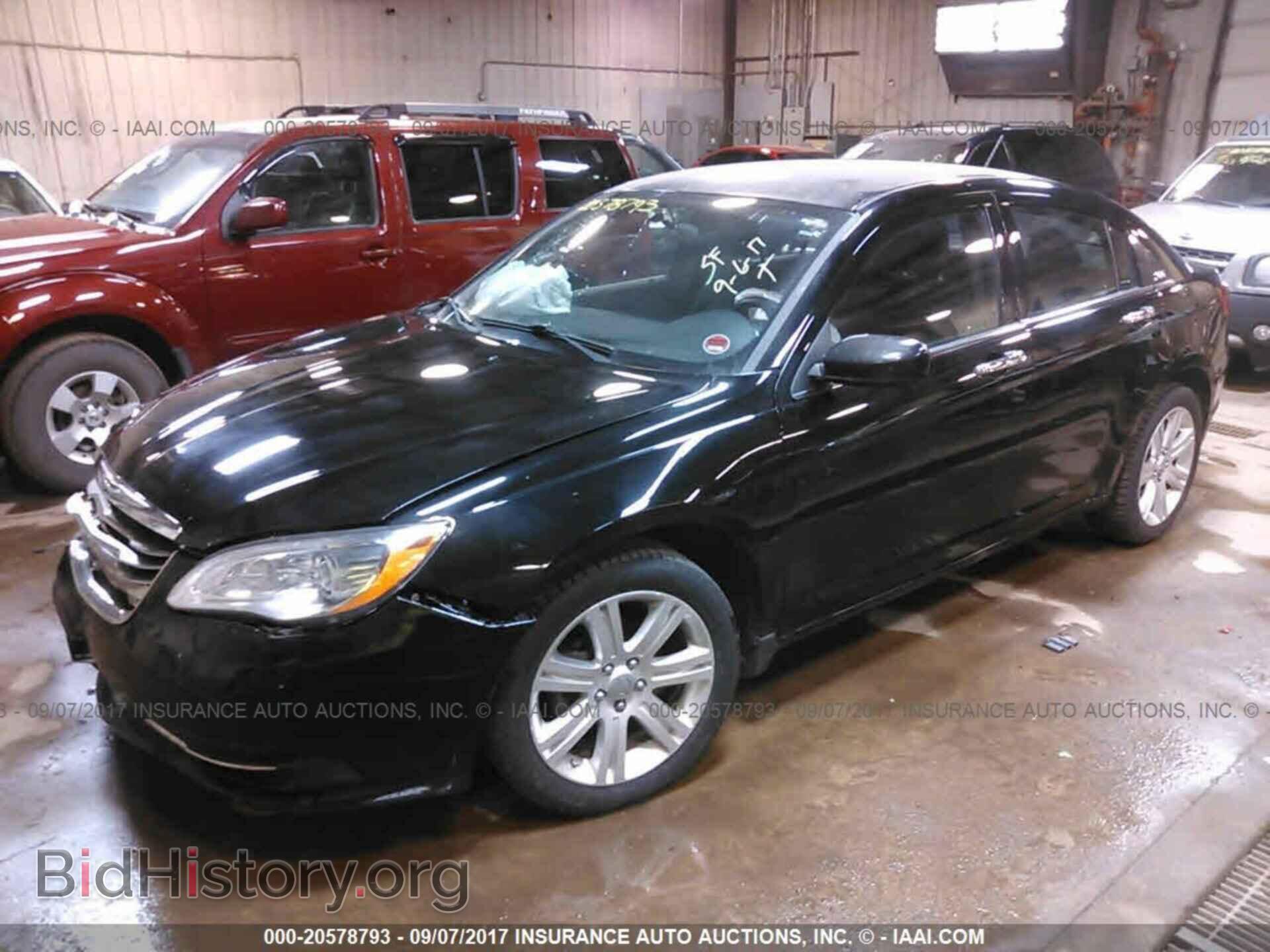 2011 Chrysler 200 - VIN: 1C3BC1FB1BN562840 - Photo 2